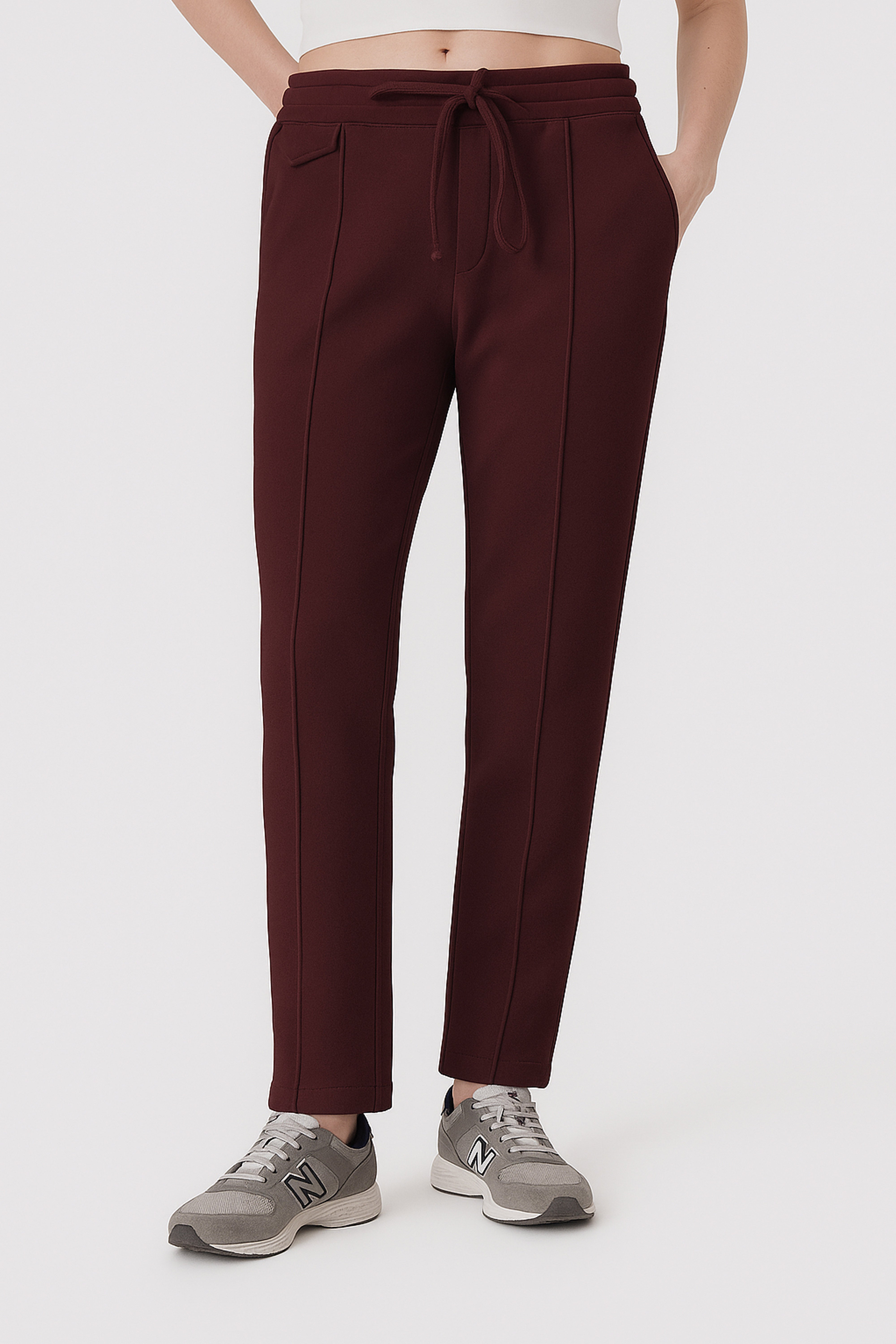 Rahatlık, stil ve sürdürülebilirlik bir arada! %100 organik pamuktan üretilen bordo renk kadın sweatpant, yumuşak dokusuyla gün boyu konfor sağlarken, modern kesimiyle her kombine uyum sağlar. Hem evde hem dışarıda özgürce hareket etmen için tasarlandı. 