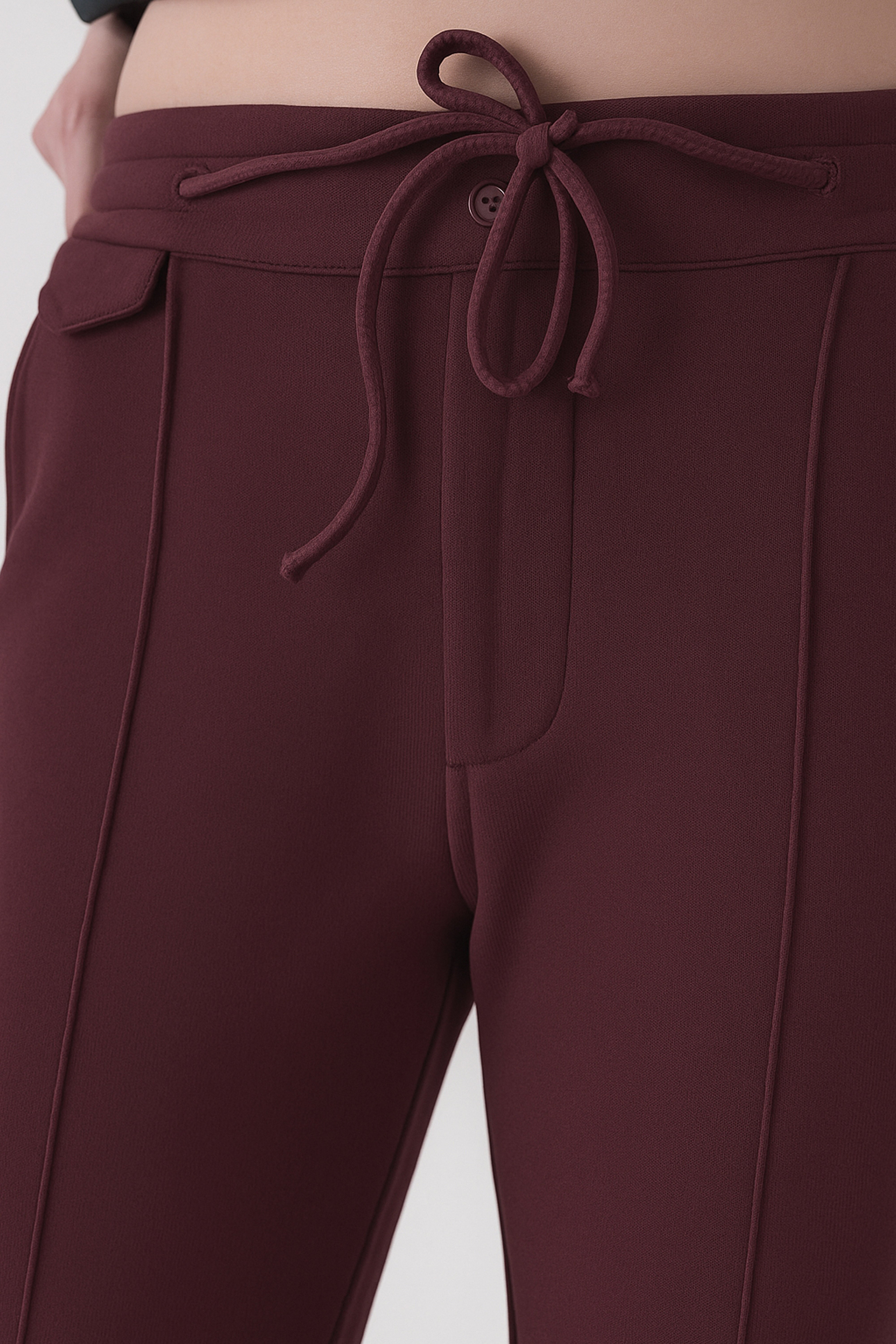 Rahatlık, stil ve sürdürülebilirlik bir arada! %100 organik pamuktan üretilen bordo renk kadın sweatpant, yumuşak dokusuyla gün boyu konfor sağlarken, modern kesimiyle her kombine uyum sağlar. Hem evde hem dışarıda özgürce hareket etmen için tasarlandı. 