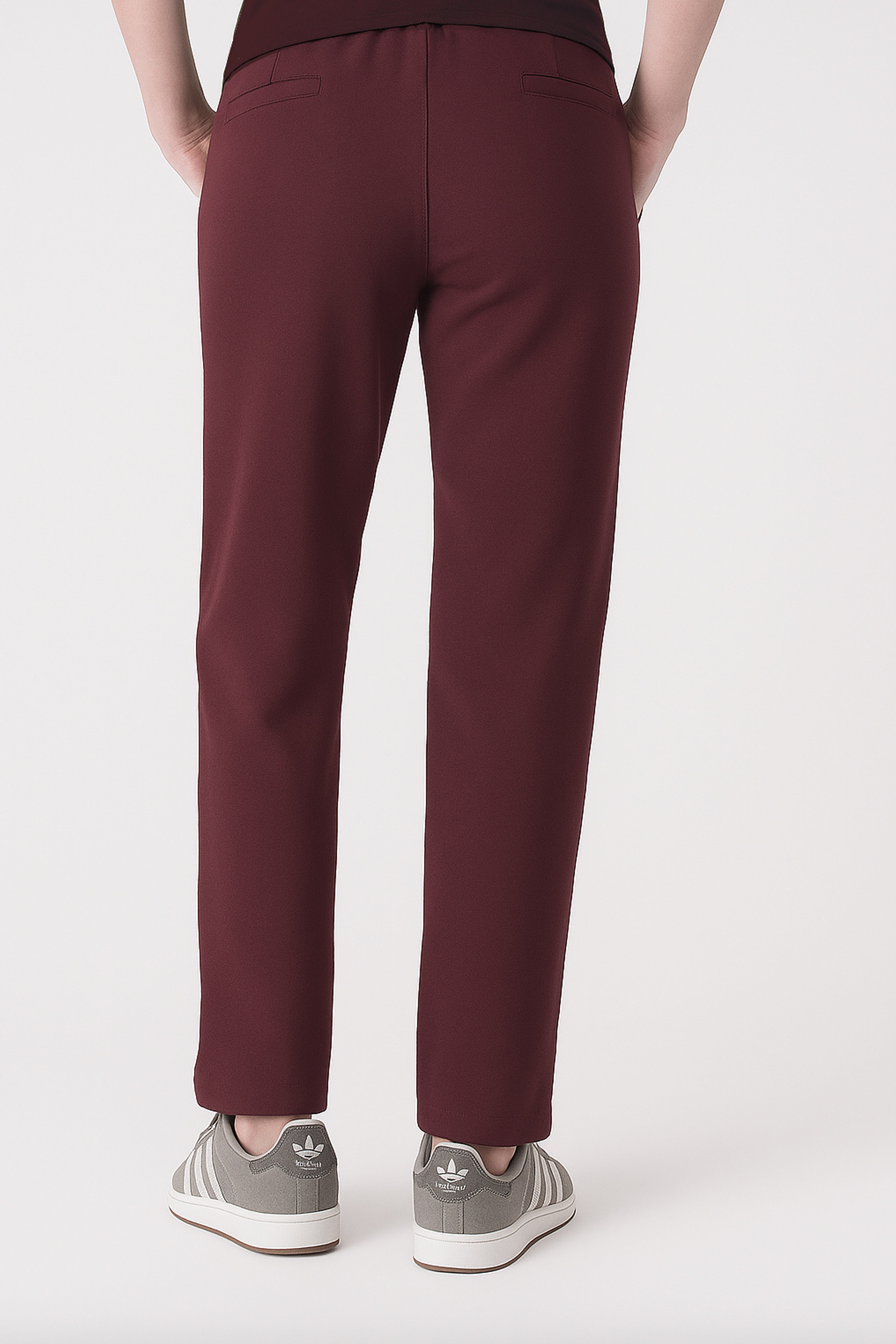 Rahatlık, stil ve sürdürülebilirlik bir arada! %100 organik pamuktan üretilen bordo renk kadın sweatpant, yumuşak dokusuyla gün boyu konfor sağlarken, modern kesimiyle her kombine uyum sağlar. Hem evde hem dışarıda özgürce hareket etmen için tasarlandı. 