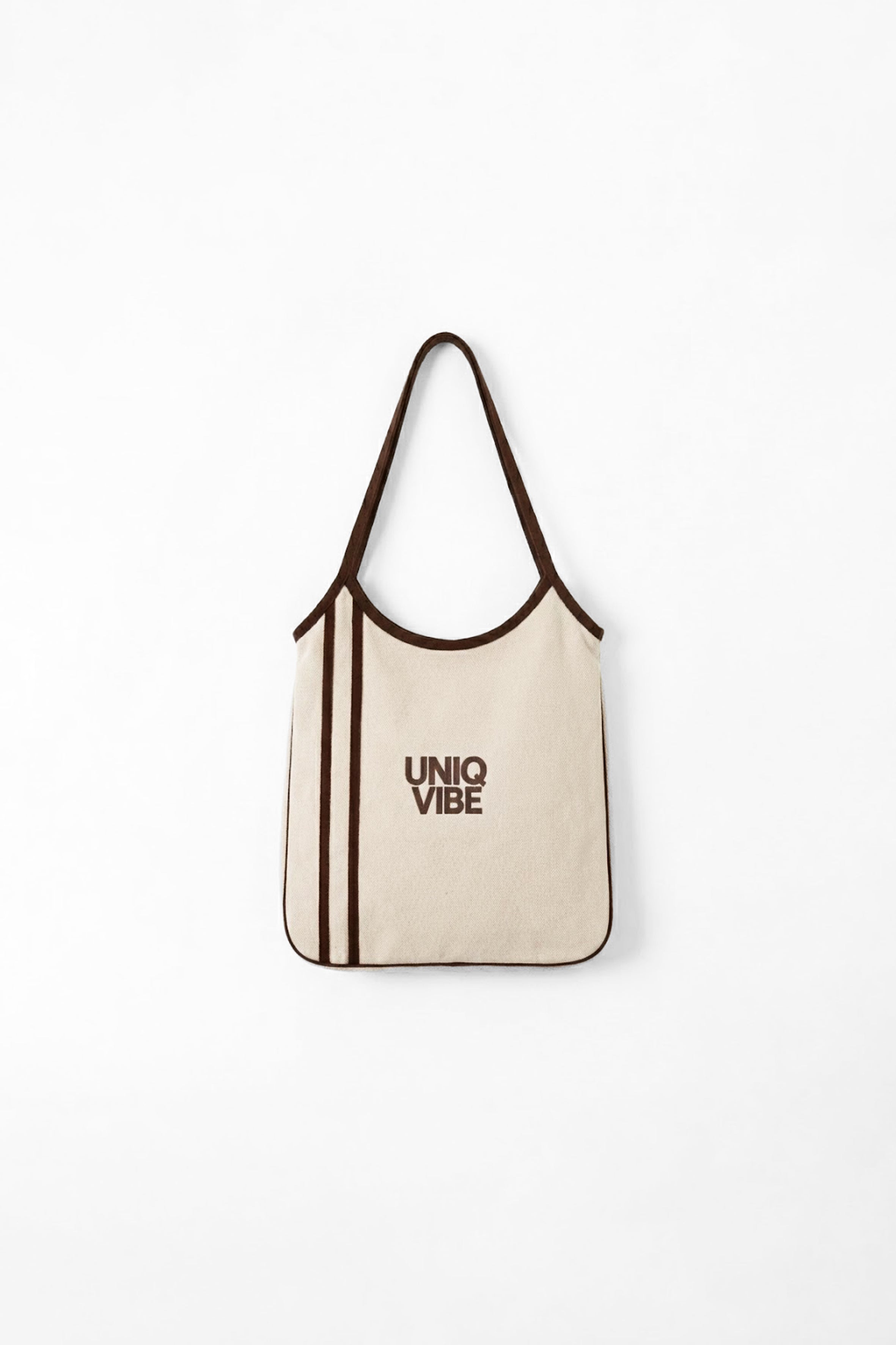 Dayanıklı pamuk dokusuyla öne çıkan çizgili tote bag, hafif yapısı ve geniş iç hacmiyle günlük kullanım için ideal bir seçenektir. Minimal çizgileri modern ve doğal bir görünüm sunarken, omuzda taşımaya uygun formu pratik bir kullanım sağlar. ‘Çizgili tote bag’, ‘pamuklu çanta’ ve ‘günlük tote bag’ aramalarında öne çıkan bu model, sade stile kolayca uyum sağlar.