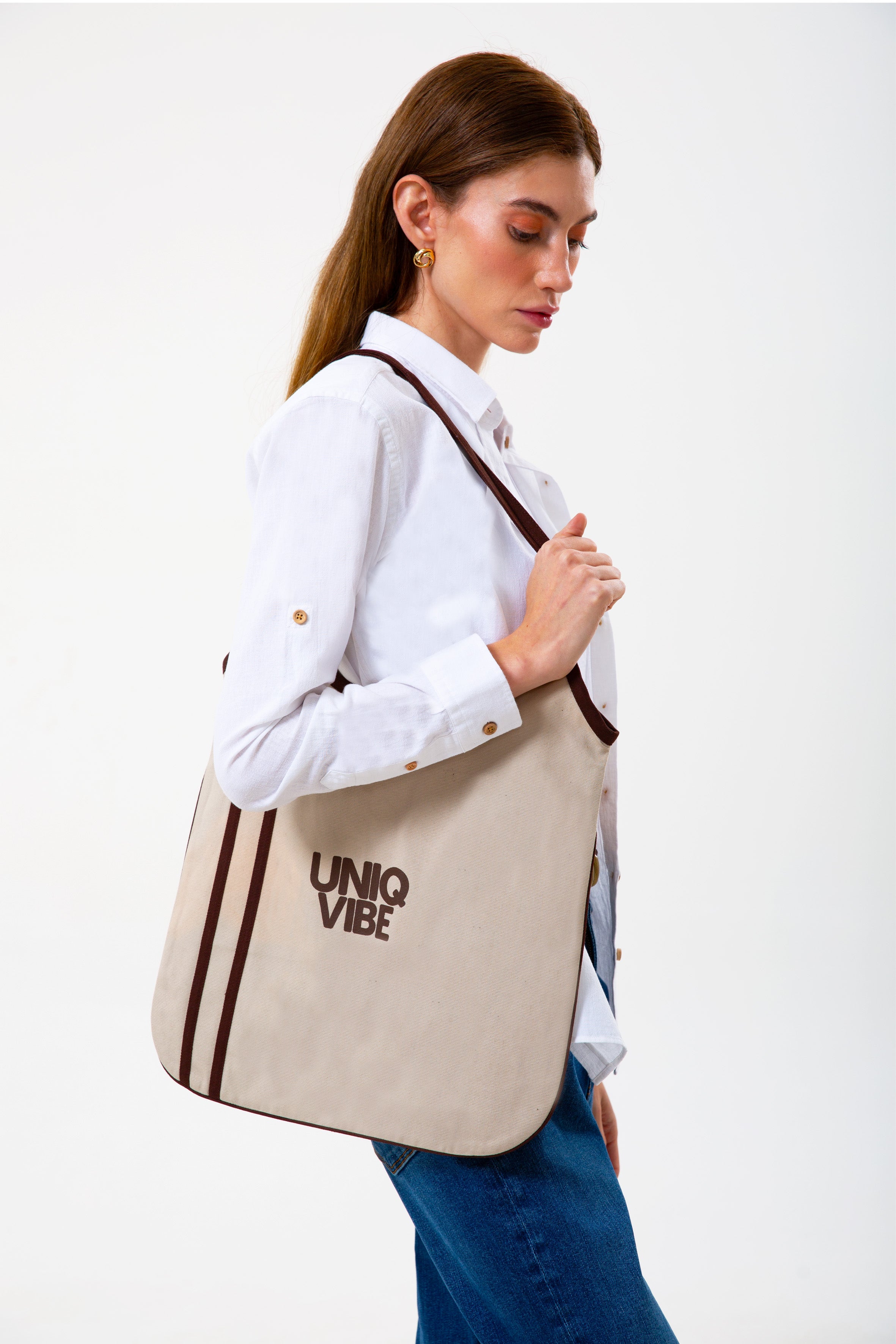 Dayanıklı pamuk dokusuyla öne çıkan çizgili tote bag, hafif yapısı ve geniş iç hacmiyle günlük kullanım için ideal bir seçenektir. Minimal çizgileri modern ve doğal bir görünüm sunarken, omuzda taşımaya uygun formu pratik bir kullanım sağlar. ‘Çizgili tote bag’, ‘pamuklu çanta’ ve ‘günlük tote bag’ aramalarında öne çıkan bu model, sade stile kolayca uyum sağlar.