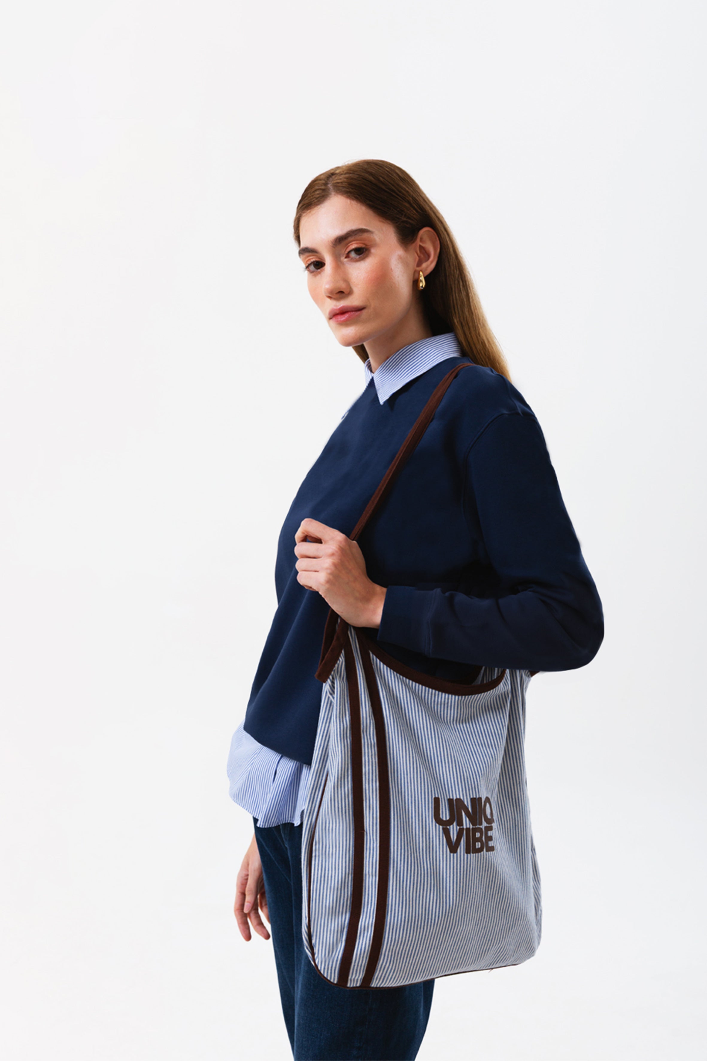 Dayanıklı pamuk dokusuyla öne çıkan çizgili tote bag, hafif yapısı ve geniş iç hacmiyle günlük kullanım için ideal bir seçenektir. Minimal çizgileri modern ve doğal bir görünüm sunarken, omuzda taşımaya uygun formu pratik bir kullanım sağlar. ‘Çizgili tote bag’, ‘pamuklu çanta’ ve ‘günlük tote bag’ aramalarında öne çıkan bu model, sade stile kolayca uyum sağlar.