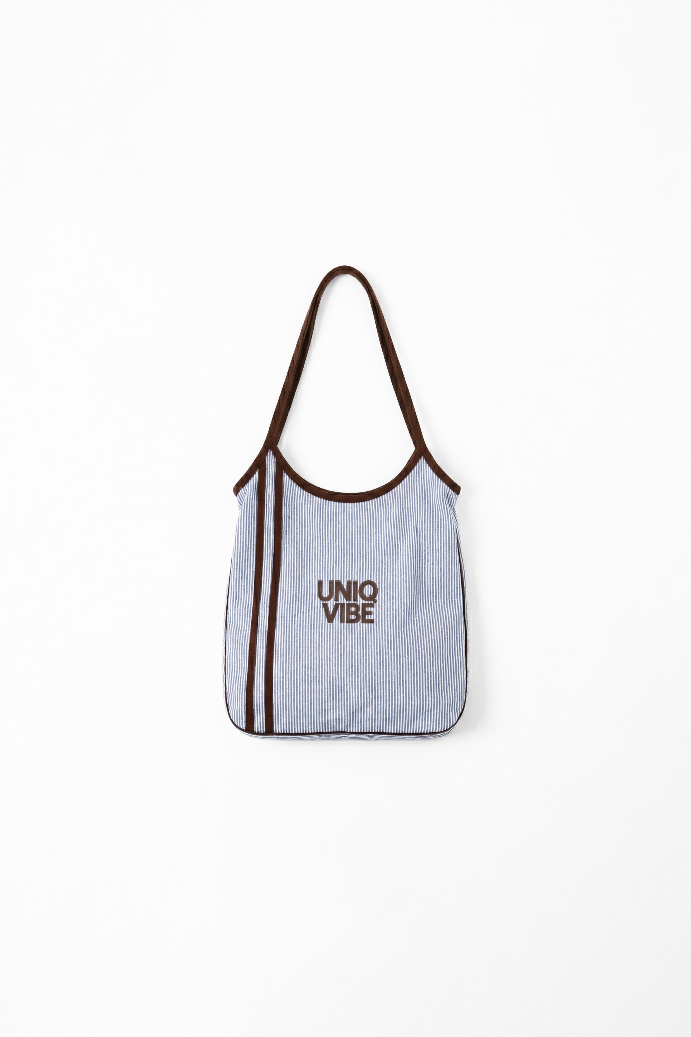 Dayanıklı pamuk dokusuyla öne çıkan çizgili tote bag, hafif yapısı ve geniş iç hacmiyle günlük kullanım için ideal bir seçenektir. Minimal çizgileri modern ve doğal bir görünüm sunarken, omuzda taşımaya uygun formu pratik bir kullanım sağlar. ‘Çizgili tote bag’, ‘pamuklu çanta’ ve ‘günlük tote bag’ aramalarında öne çıkan bu model, sade stile kolayca uyum sağlar.