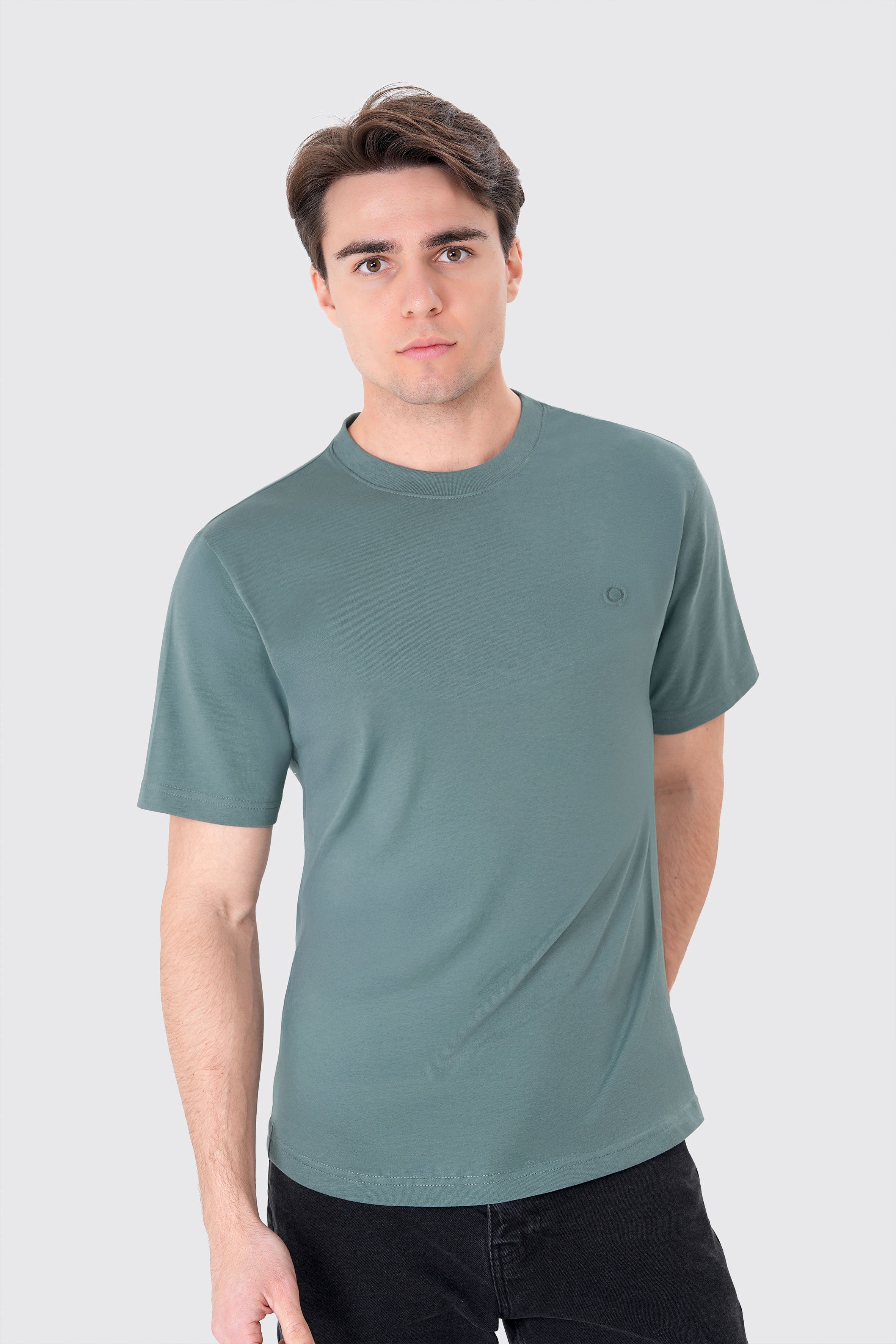 Erkek Yeşil Basic Tişört – %100 Pamuk
Yazın vazgeçilmezi: sade, rahat ve nefes alan kumaş.
Yazlık stilin tamamlayıcısı.
UNIQVIBE ile konforu ve tarzı bir arada yaşa.