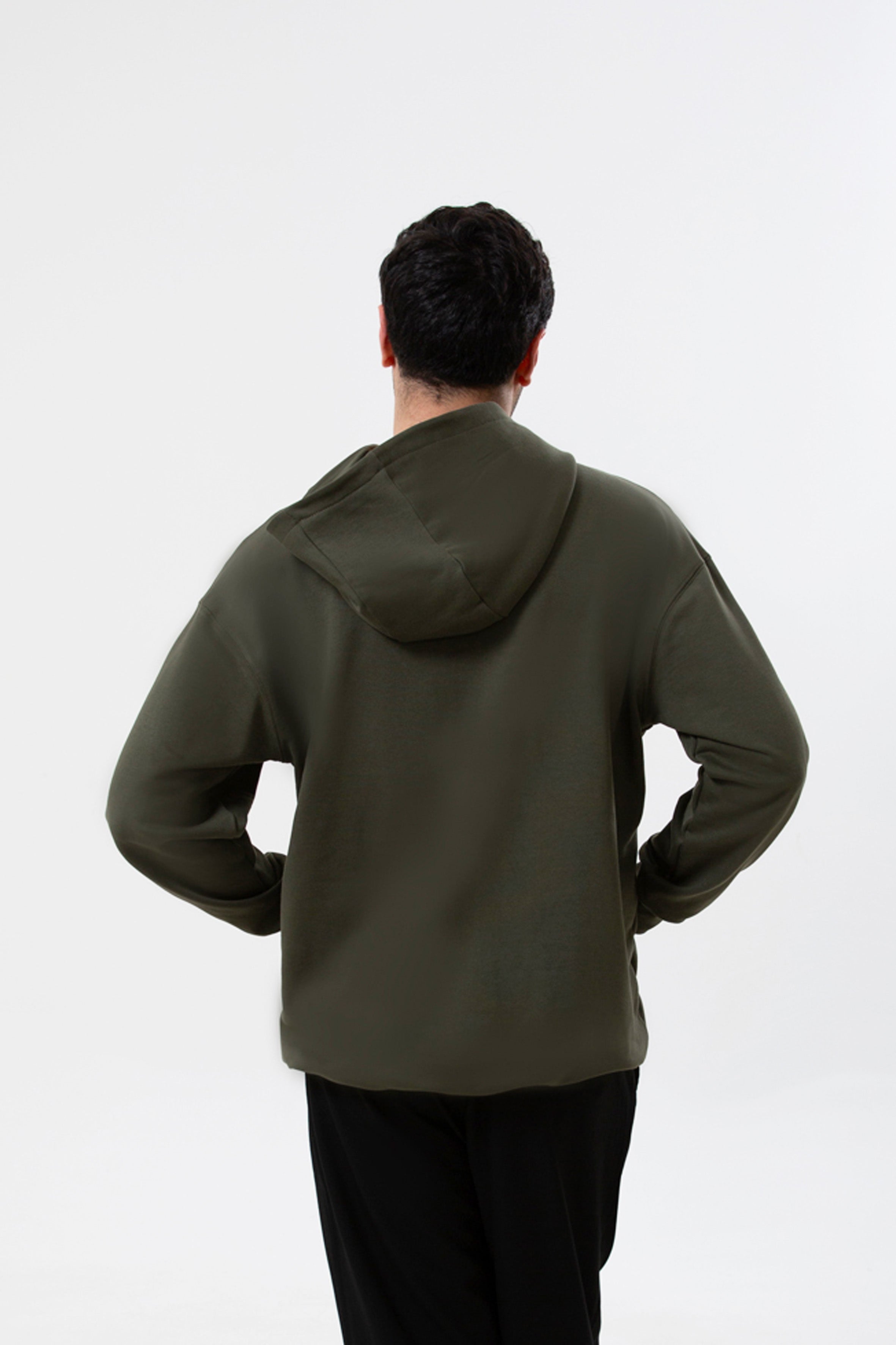 haki organik pamuklu erkek kapüşonlu hoodie, yumuşak dokusu ve rahat kesimiyle günlük kullanıma modern bir konfor katar. Nefes alan kumaşı sayesinde her mevsim ideal bir sıcaklık sağlar ve sade tasarımıyla spor ya da şehir stiline kolayca uyum gösterir. Hem jean hem jogger kombinlerinde pratik bir alternatif sunan bu model; ‘erkek hoodie’, ‘haki kapüşonlu sweatshirt’ ve ‘pamuklu erkek hoodie’ aramalarında öne çıkan zamansız bir seçenektir.