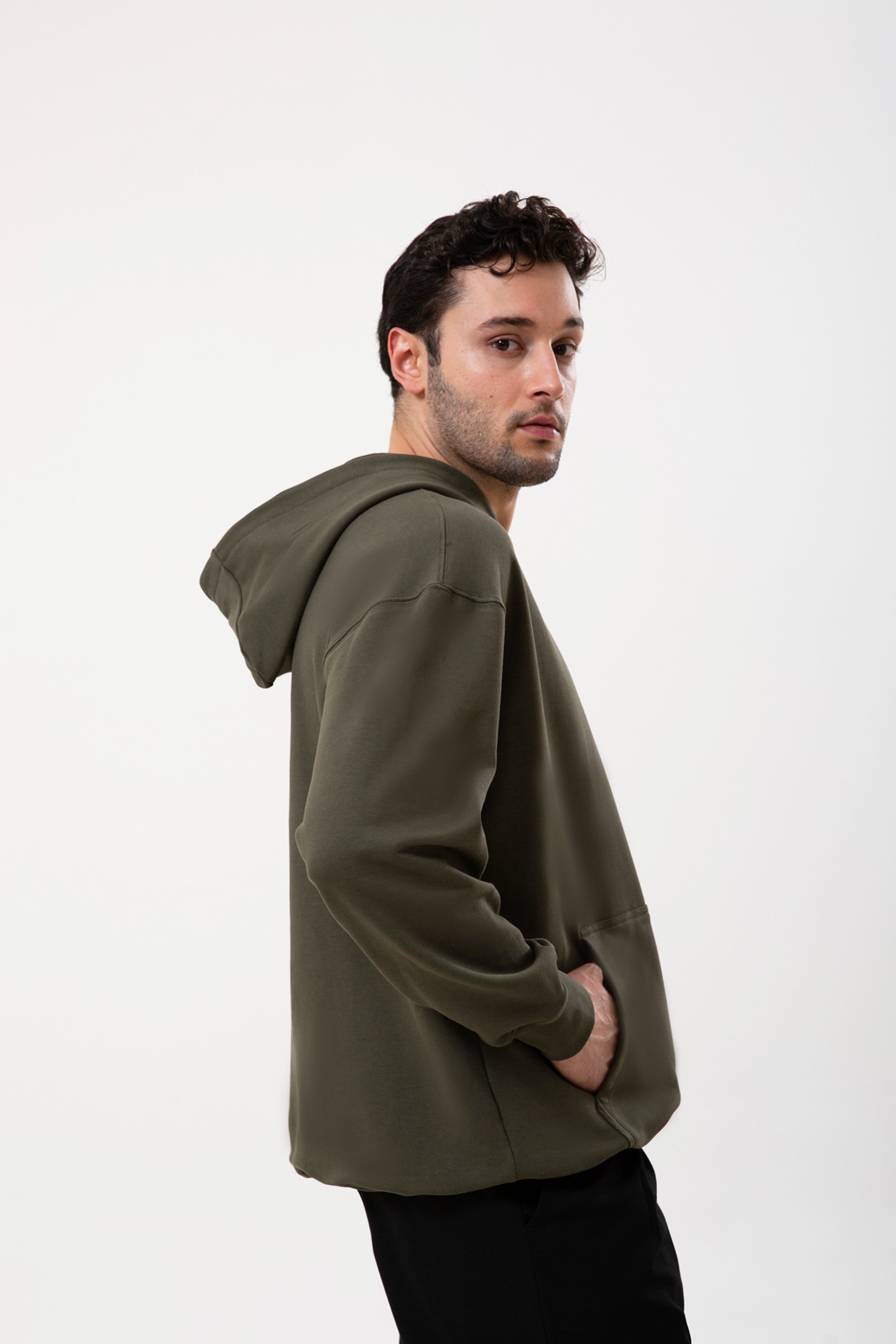 haki organik pamuklu erkek kapüşonlu hoodie, yumuşak dokusu ve rahat kesimiyle günlük kullanıma modern bir konfor katar. Nefes alan kumaşı sayesinde her mevsim ideal bir sıcaklık sağlar ve sade tasarımıyla spor ya da şehir stiline kolayca uyum gösterir. Hem jean hem jogger kombinlerinde pratik bir alternatif sunan bu model; ‘erkek hoodie’, ‘haki kapüşonlu sweatshirt’ ve ‘pamuklu erkek hoodie’ aramalarında öne çıkan zamansız bir seçenektir.