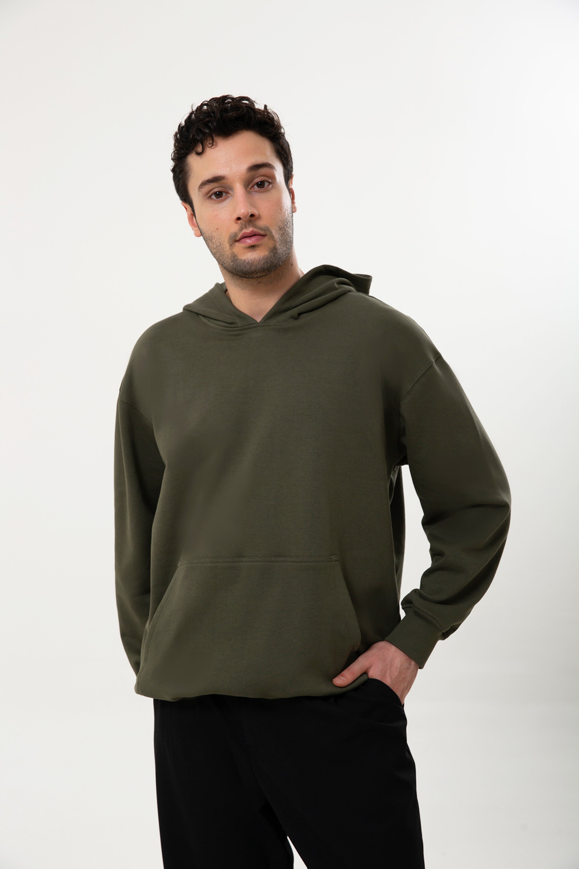 haki organik pamuklu erkek kapüşonlu hoodie, yumuşak dokusu ve rahat kesimiyle günlük kullanıma modern bir konfor katar. Nefes alan kumaşı sayesinde her mevsim ideal bir sıcaklık sağlar ve sade tasarımıyla spor ya da şehir stiline kolayca uyum gösterir. Hem jean hem jogger kombinlerinde pratik bir alternatif sunan bu model; ‘erkek hoodie’, ‘haki kapüşonlu sweatshirt’ ve ‘pamuklu erkek hoodie’ aramalarında öne çıkan zamansız bir seçenektir.