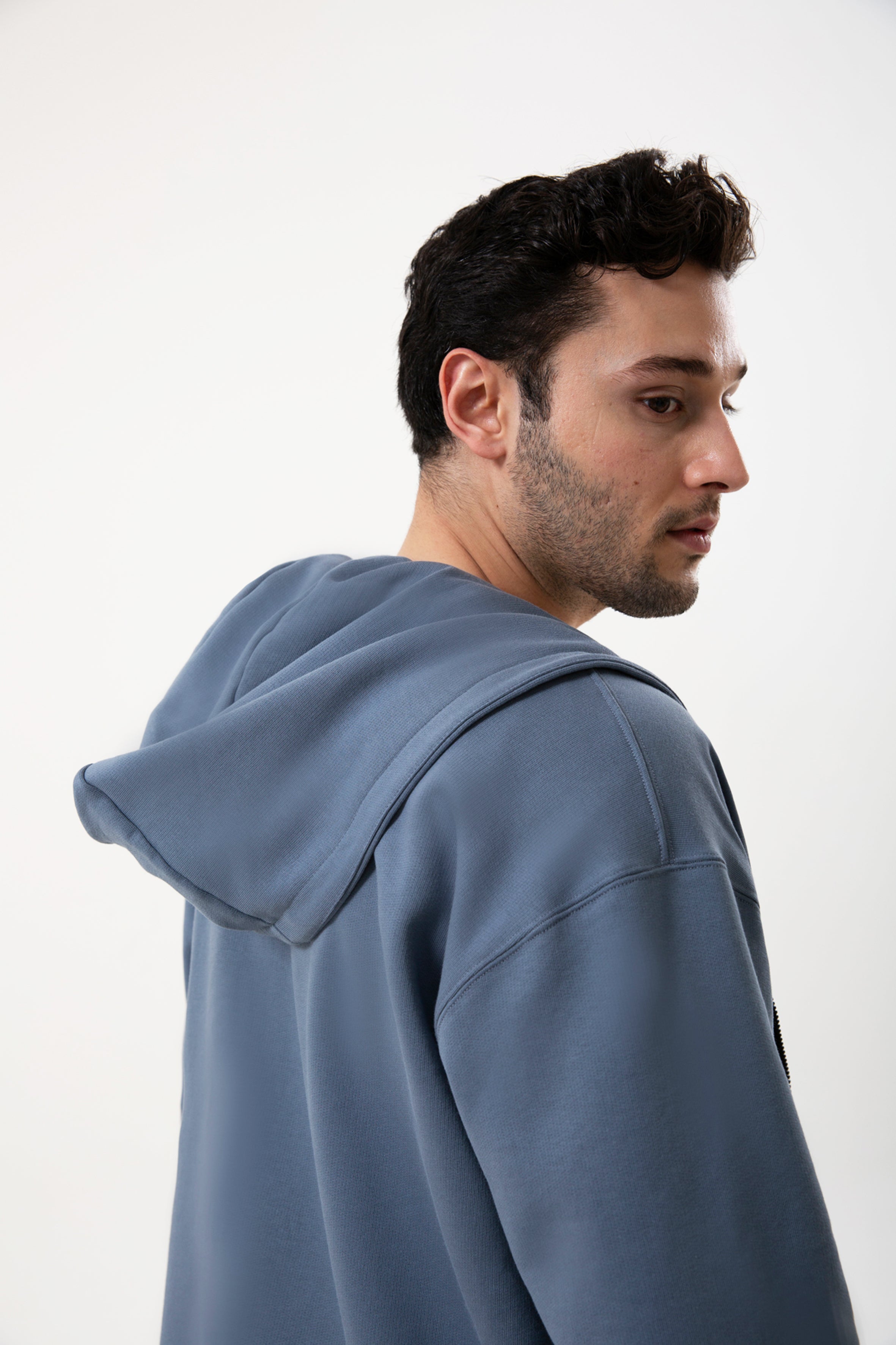 Organik pamuktan üretilen fermuarlı kapüşonlu sweatshirt, nefes alan yapısı ve yumuşak dokusuyla gün boyu konfor sunar. Dengeli kalıbı ve pratik fermuarlı tasarımıyla günlük kullanım ve mevsim geçişleri için idealdir. Sade formu ve doğal yapısıyla zamansız bir stil sunar.