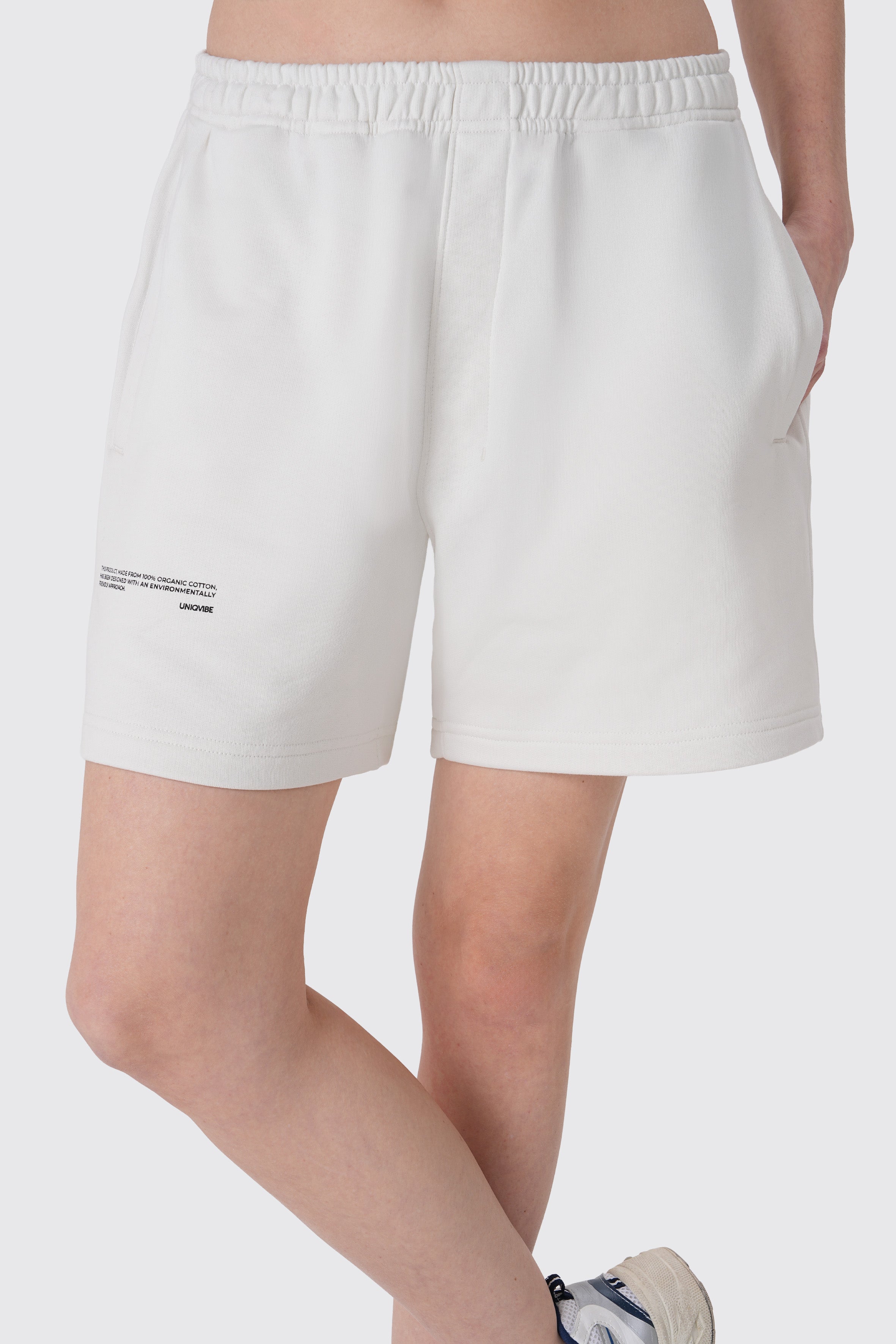 Kadın krem rengi baskılı şort, %100 organik pamuk, rahat kesim, cepli tasarım – Uniqvibe koleksiyonu.