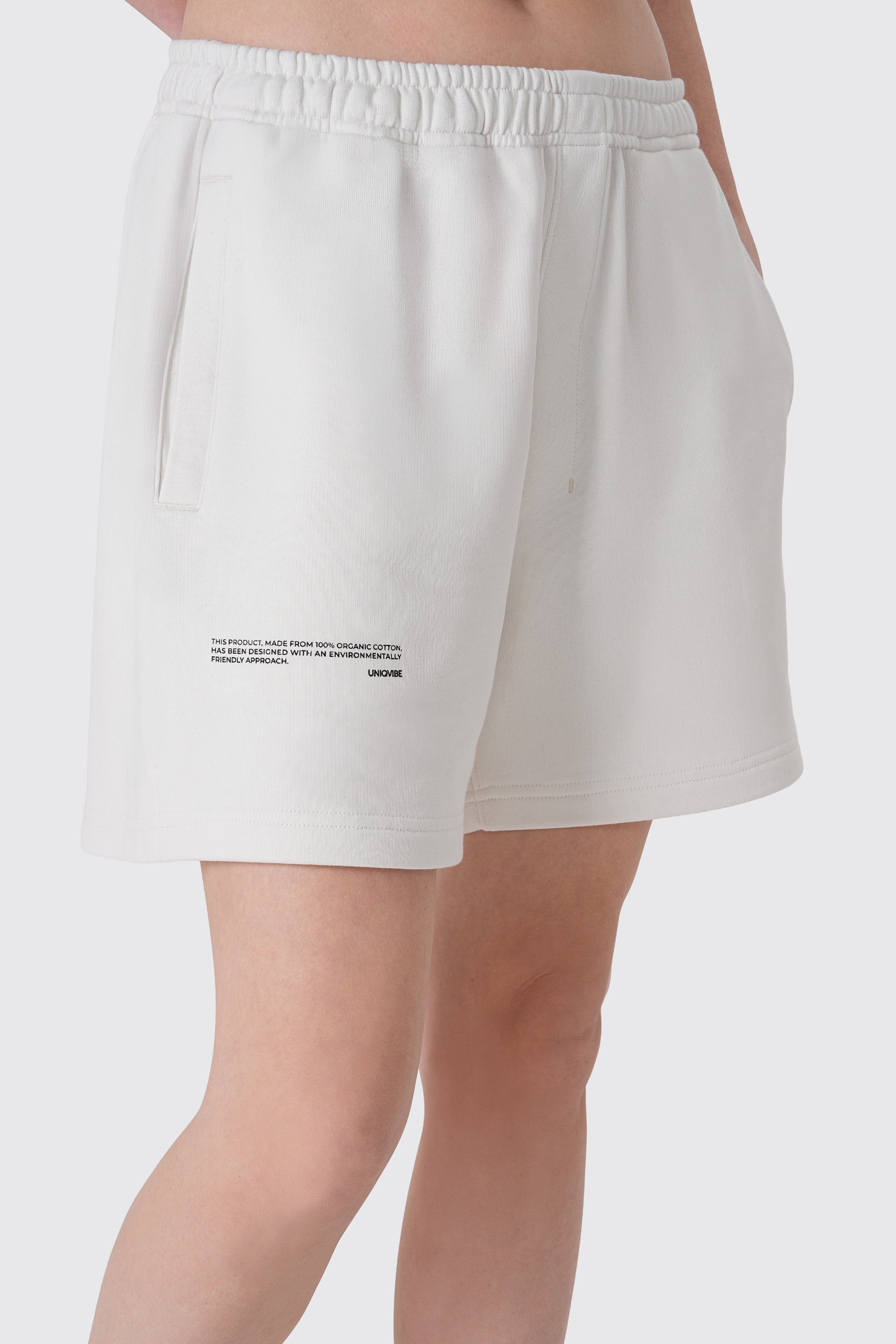 Kadın krem rengi baskılı şort, %100 organik pamuk, rahat kesim, cepli tasarım – Uniqvibe koleksiyonu.