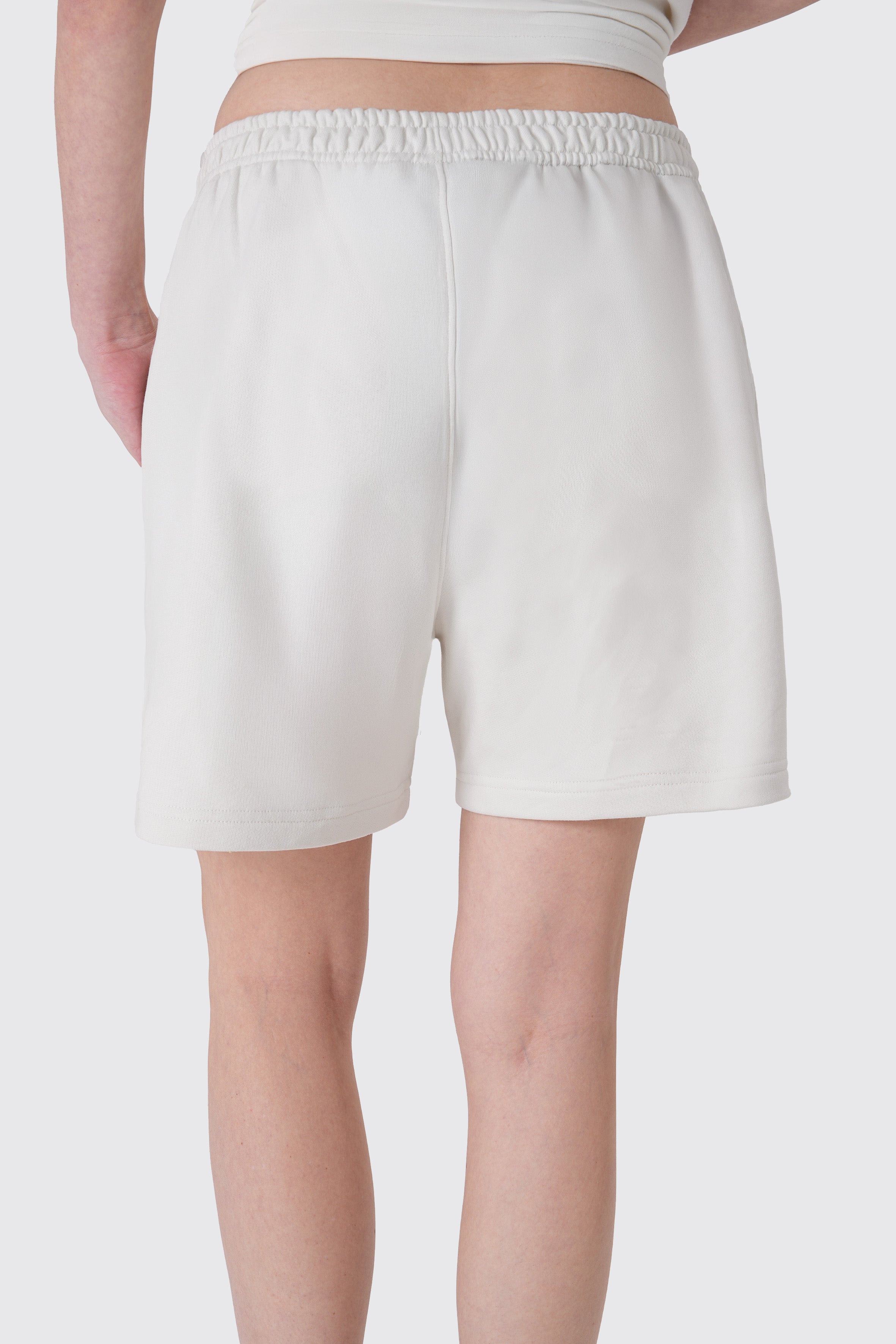 Kadın krem rengi baskılı şort, %100 organik pamuk, rahat kesim, cepli tasarım – Uniqvibe koleksiyonu.