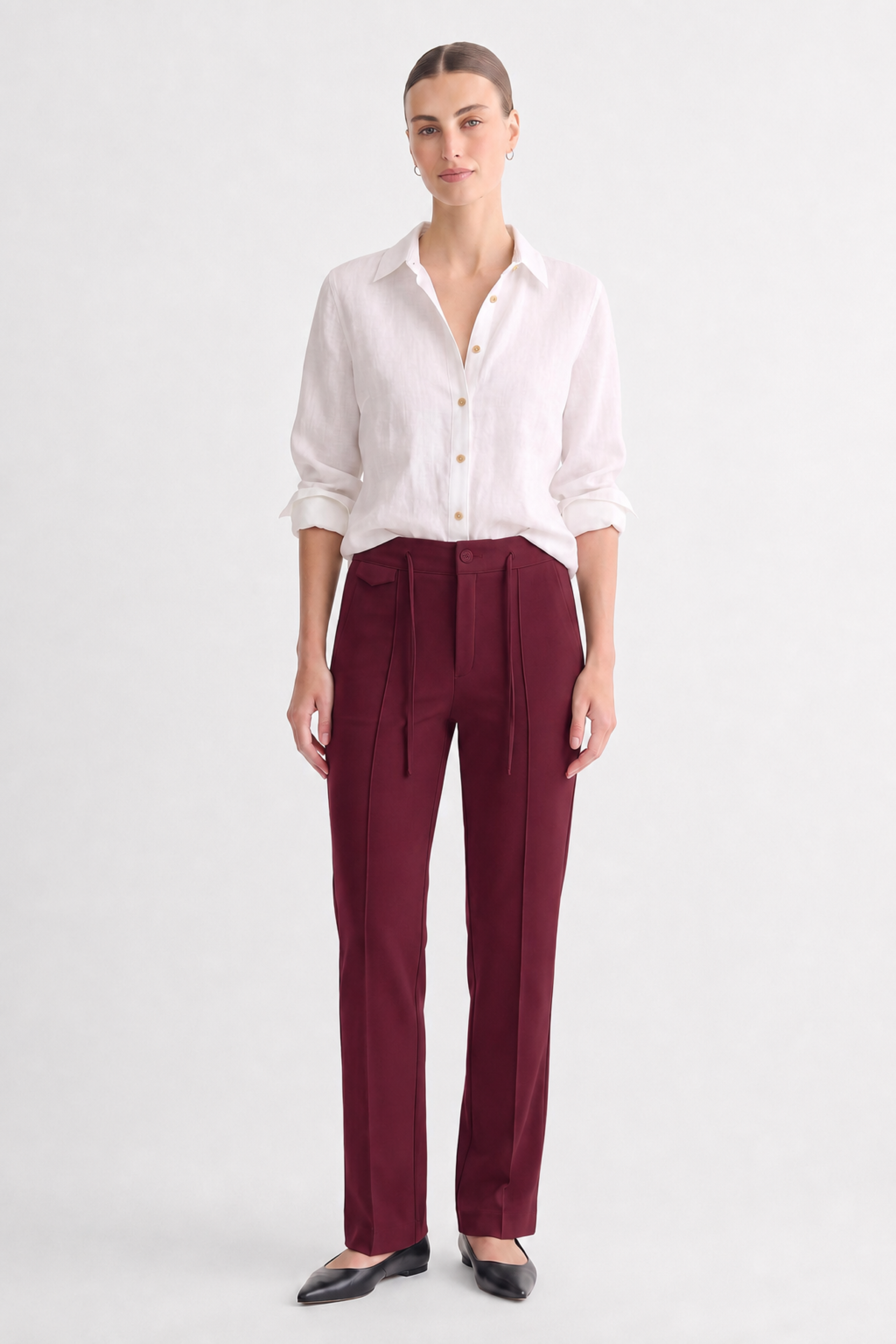 UNIQVIBE bordo kadın sweatpant beyaz gömlekle tam boy kombin