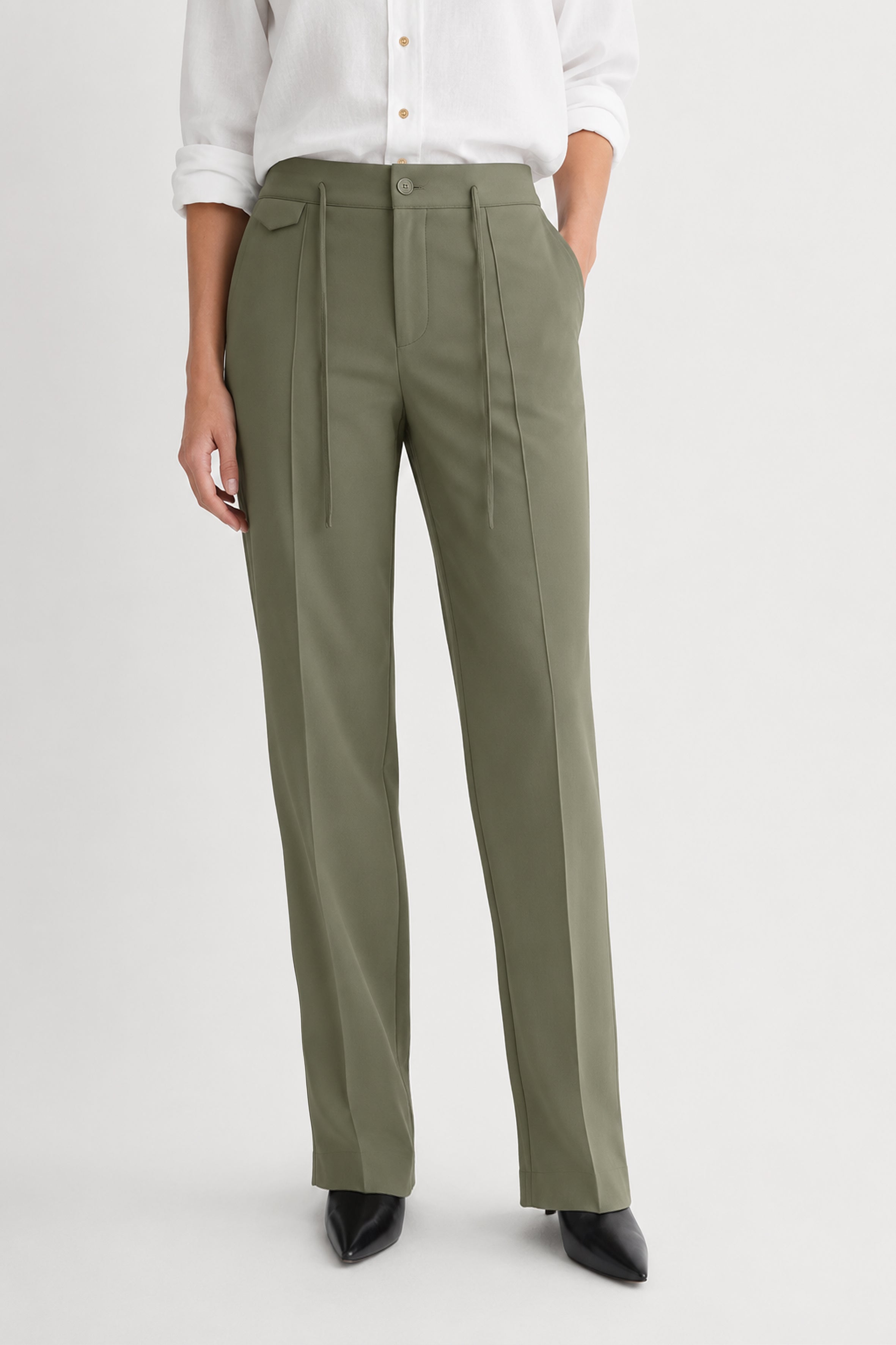 UNIQVIBE haki kadın sweatpant model üzerinde önden görünüm