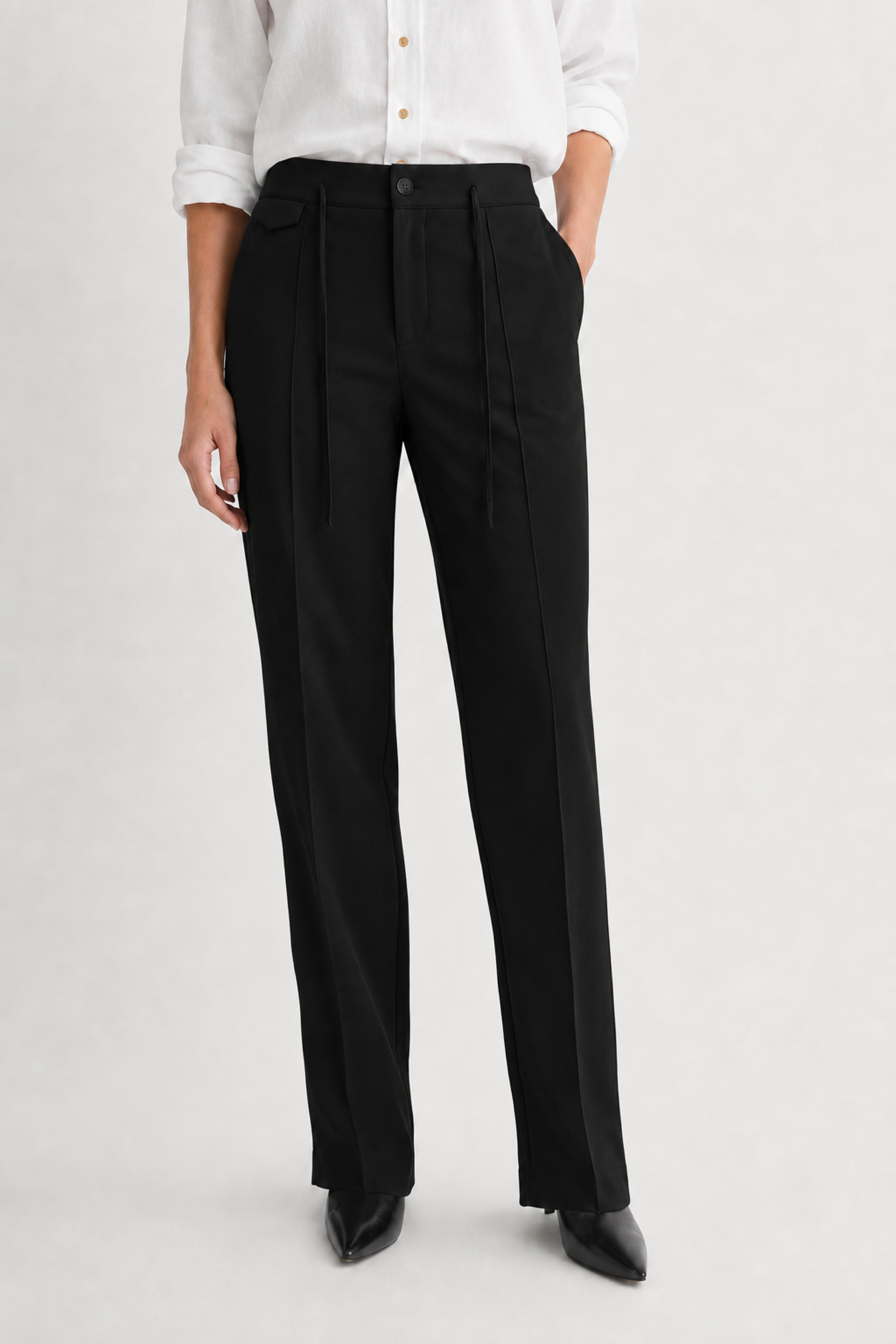 UNIQVIBE siyah kadın sweatpant model üzerinde önden görünüm
