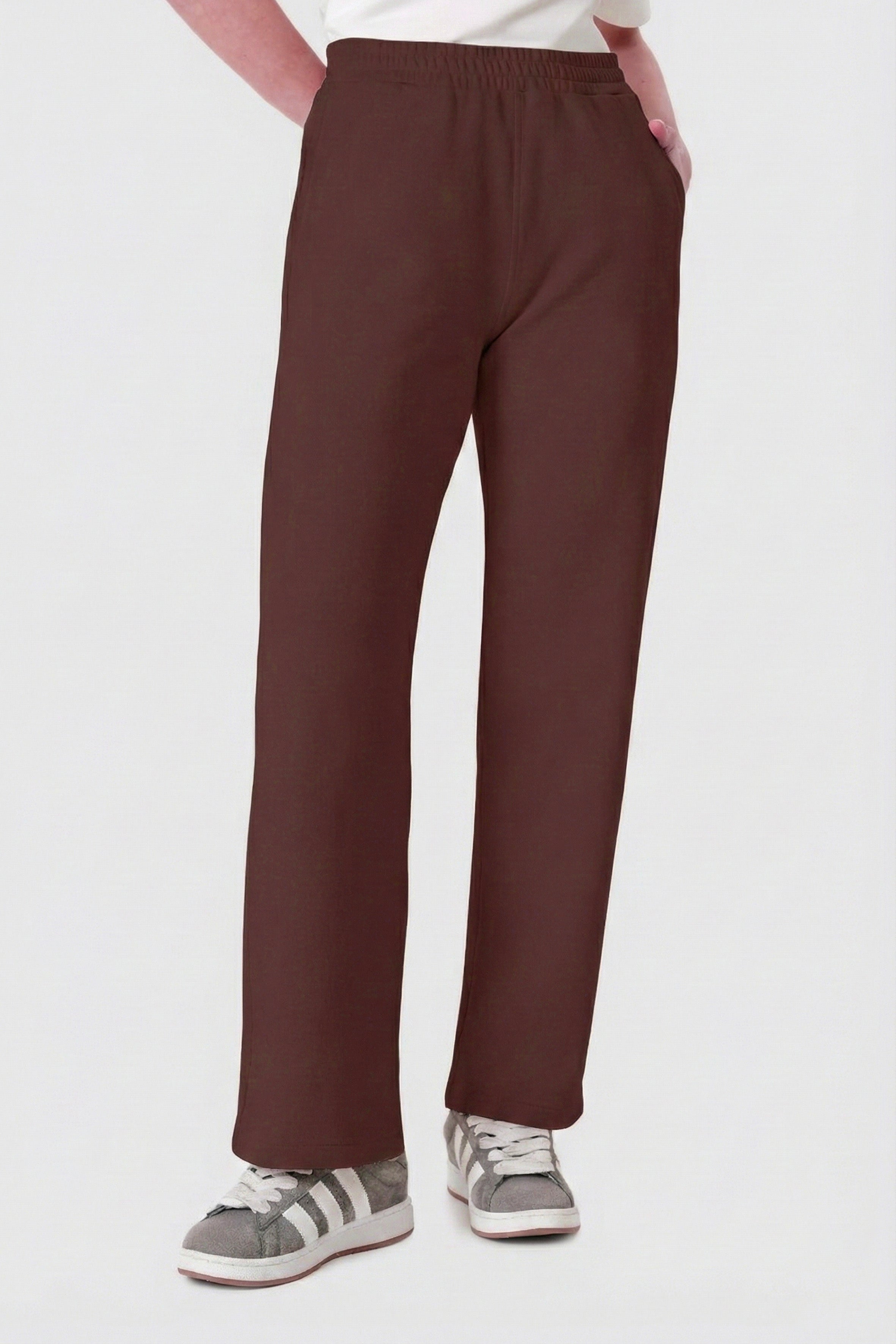 Kahverengi renkli, %100 organik pamuk kadın jogger pantolon – GOTS sertifikalı, rahat kesimli, cepli ve sürdürülebilir eşofman altı modeli.