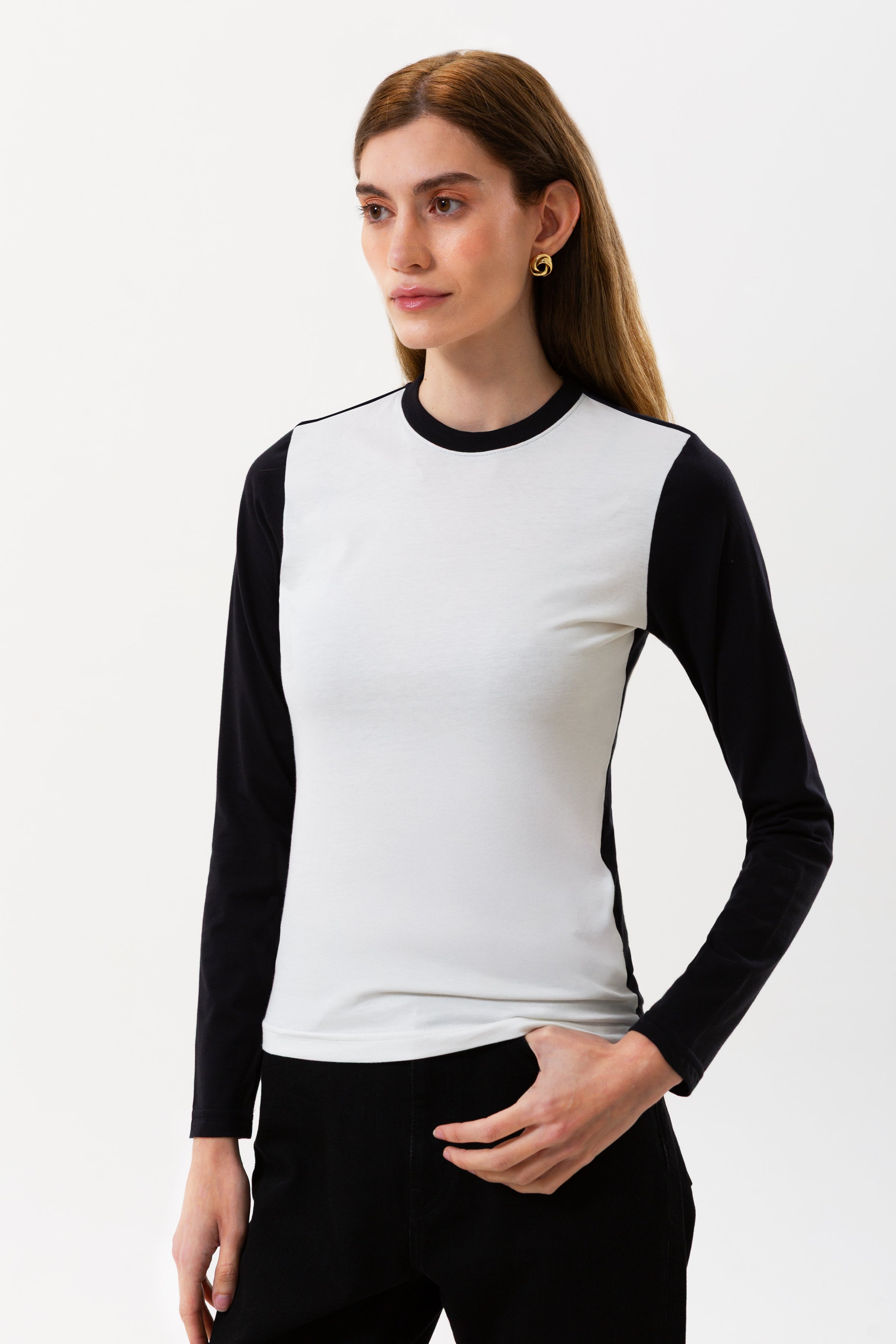 %100 organik pamuktan üretilmiş, rahat kalıplı, uzun kollu kadın tişört – cilt dostu ve nefes alabilen doğal kumaşlı kontrast bluz.