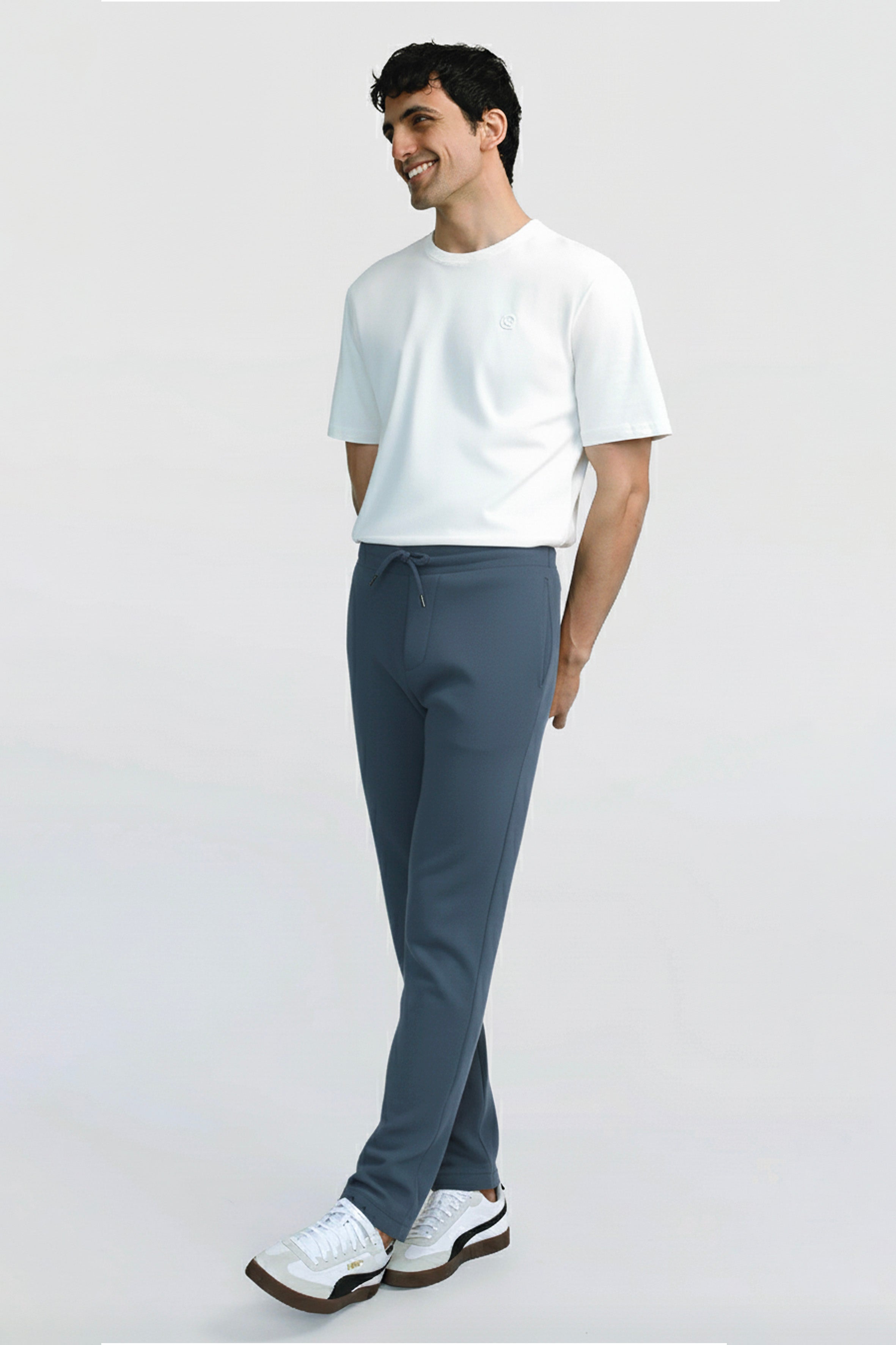 Rahatlık, stil ve sürdürülebilirlik bir arada! %100 organik pamuktan üretilen kurşuni erkek sweatpant eşofman, yumuşak dokusuyla gün boyu konfor sağlarken, modern kesimiyle her kombine uyum sağlar. Hem evde hem dışarıda özgürce hareket etmen için tasarlandı. 