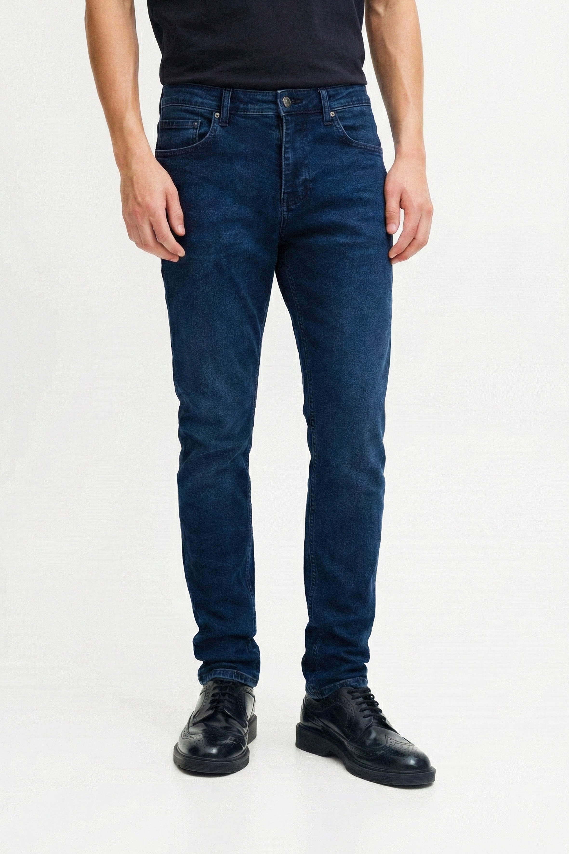 Rahat kesimi ve modern yapısıyla öne çıkan erkek comfort jean, gün boyu konfor sunan zamansız bir parçadır. Dayanıklı denim dokusu uzun ömürlü kullanım sağlarken, comfort fit formu doğal ve dengeli bir siluet oluşturur. Şehir temposuna uyum sağlayan bu denim pantolon erkek modeli, basic tişörtlerden gömleklere kadar pek çok kombinle zahmetsizce uyum sağlar.