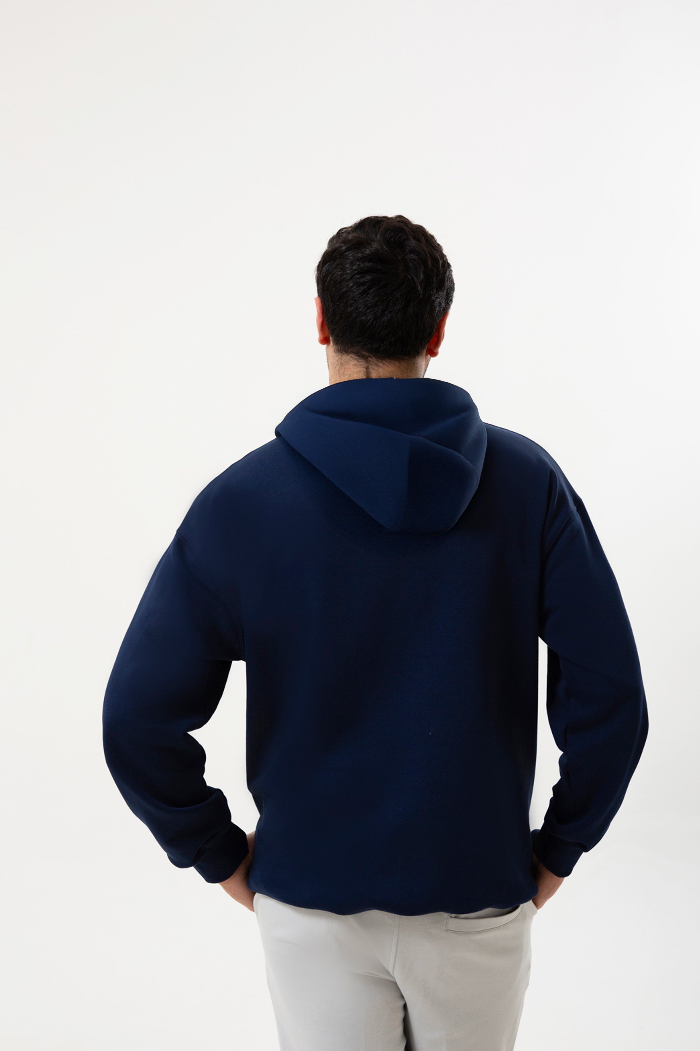 lacivert organik pamuklu erkek kapüşonlu hoodie, yumuşak dokusu ve rahat kesimiyle günlük kullanıma modern bir konfor katar. Nefes alan kumaşı sayesinde her mevsim ideal bir sıcaklık sağlar ve sade tasarımıyla spor ya da şehir stiline kolayca uyum gösterir. Hem jean hem jogger kombinlerinde pratik bir alternatif sunan bu model; ‘erkek hoodie’, ‘lacivert kapüşonlu sweatshirt’ ve ‘pamuklu erkek hoodie’ aramalarında öne çıkan zamansız bir seçenektir.