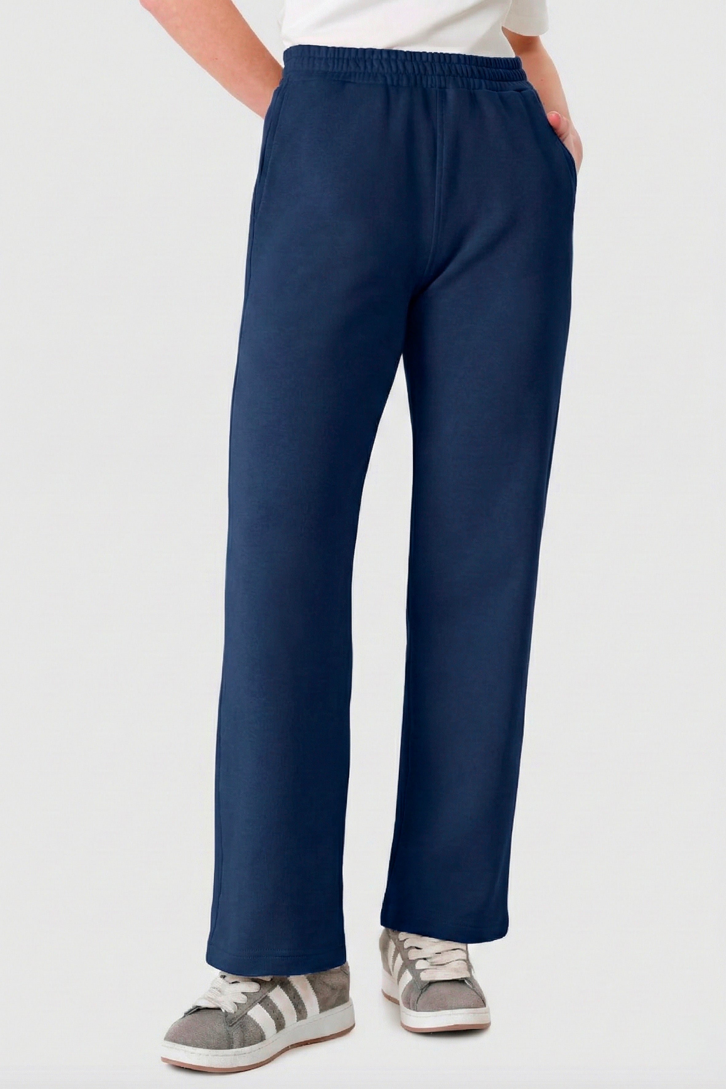 Lacivert renkli, %100 organik pamuk kadın jogger pantolon – rahat kesimli, cepli ve sürdürülebilir eşofman altı modeli.