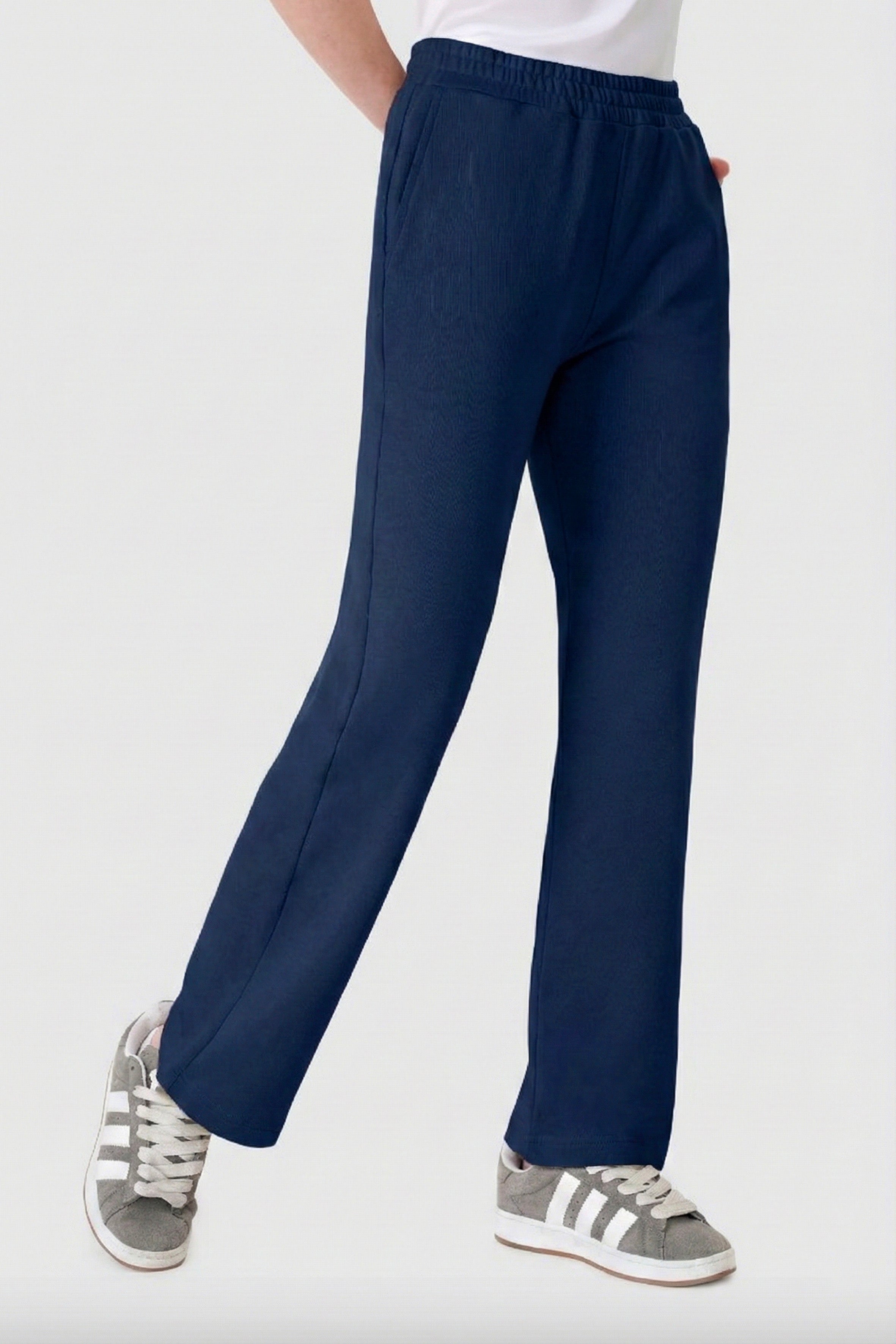 Lacivert renkli, %100 organik pamuk kadın jogger pantolon – rahat kesimli, cepli ve sürdürülebilir eşofman altı modeli.