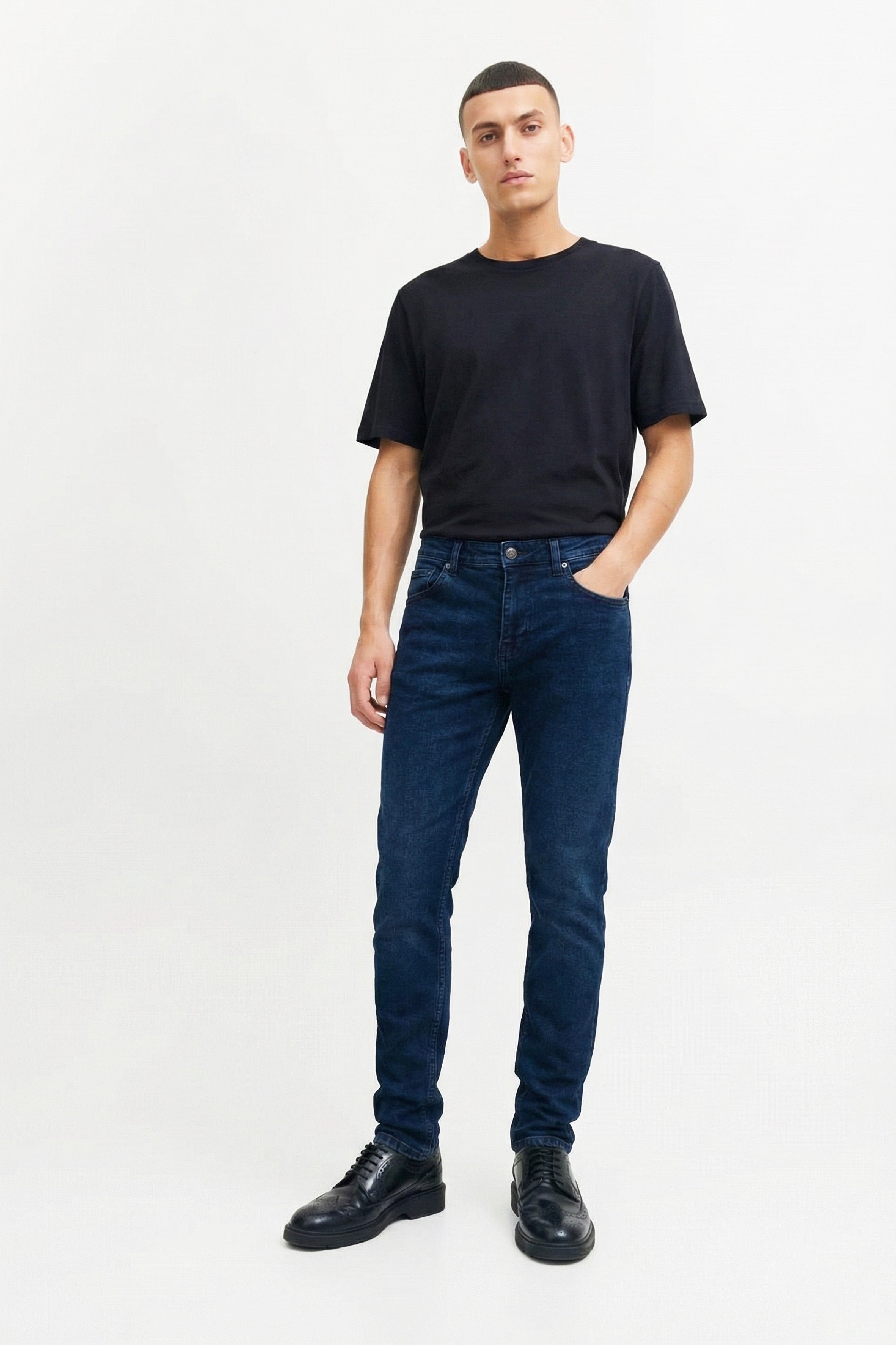 Rahat kesimi ve modern yapısıyla öne çıkan erkek comfort jean, gün boyu konfor sunan zamansız bir parçadır. Dayanıklı denim dokusu uzun ömürlü kullanım sağlarken, comfort fit formu doğal ve dengeli bir siluet oluşturur. Şehir temposuna uyum sağlayan bu denim pantolon erkek modeli, basic tişörtlerden gömleklere kadar pek çok kombinle zahmetsizce uyum sağlar.