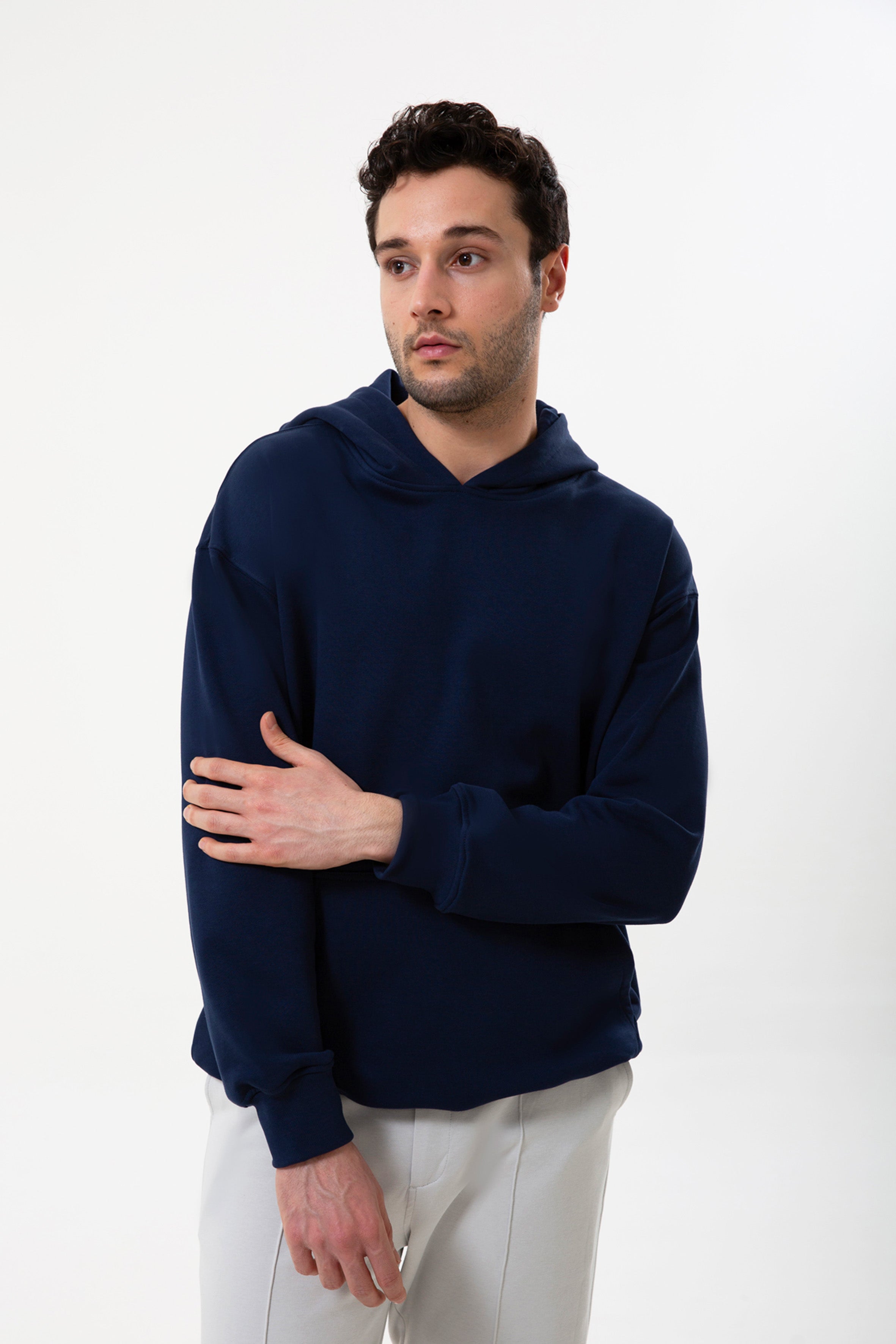 lacivert organik pamuklu erkek kapüşonlu hoodie, yumuşak dokusu ve rahat kesimiyle günlük kullanıma modern bir konfor katar. Nefes alan kumaşı sayesinde her mevsim ideal bir sıcaklık sağlar ve sade tasarımıyla spor ya da şehir stiline kolayca uyum gösterir. Hem jean hem jogger kombinlerinde pratik bir alternatif sunan bu model; ‘erkek hoodie’, ‘lacivert kapüşonlu sweatshirt’ ve ‘pamuklu erkek hoodie’ aramalarında öne çıkan zamansız bir seçenektir.