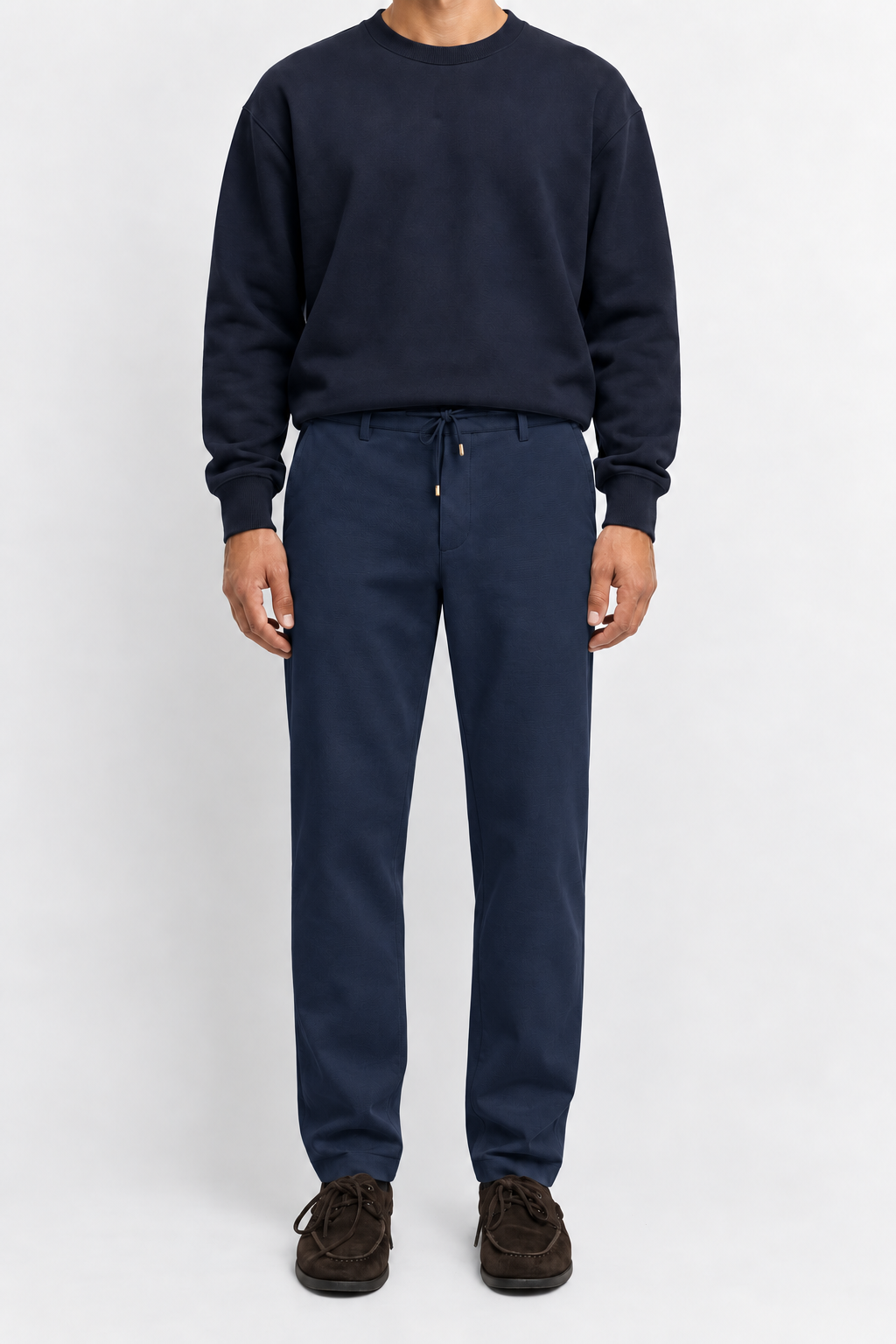 UNIQVIBE TENCEL™ rahat kesim erkek lacivert pantolon, %96 TENCEL™ ve %4 spandex içeren yumuşak ve esnek kumaşıyla günlük kullanımda konfor sunar. Bağcıklı bel tasarımı ve rahat kalıbıyla şık ve kullanışlı bir erkek pantolon seçeneğidir.