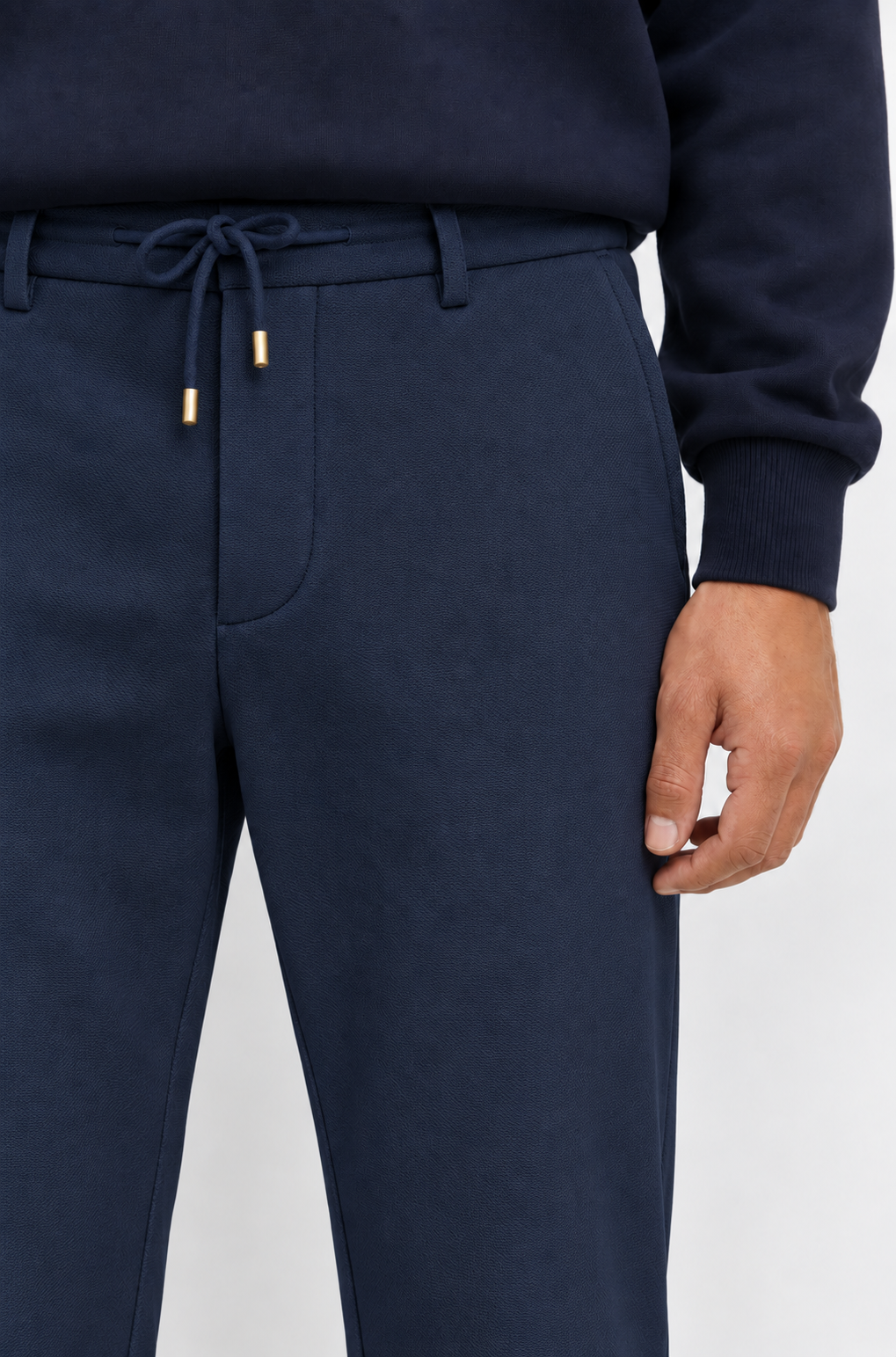 UNIQVIBE TENCEL™ rahat kesim erkek lacivert pantolon, %96 TENCEL™ ve %4 spandex içeren yumuşak ve esnek kumaşıyla günlük kullanımda konfor sunar. Bağcıklı bel tasarımı ve rahat kalıbıyla şık ve kullanışlı bir erkek pantolon seçeneğidir.