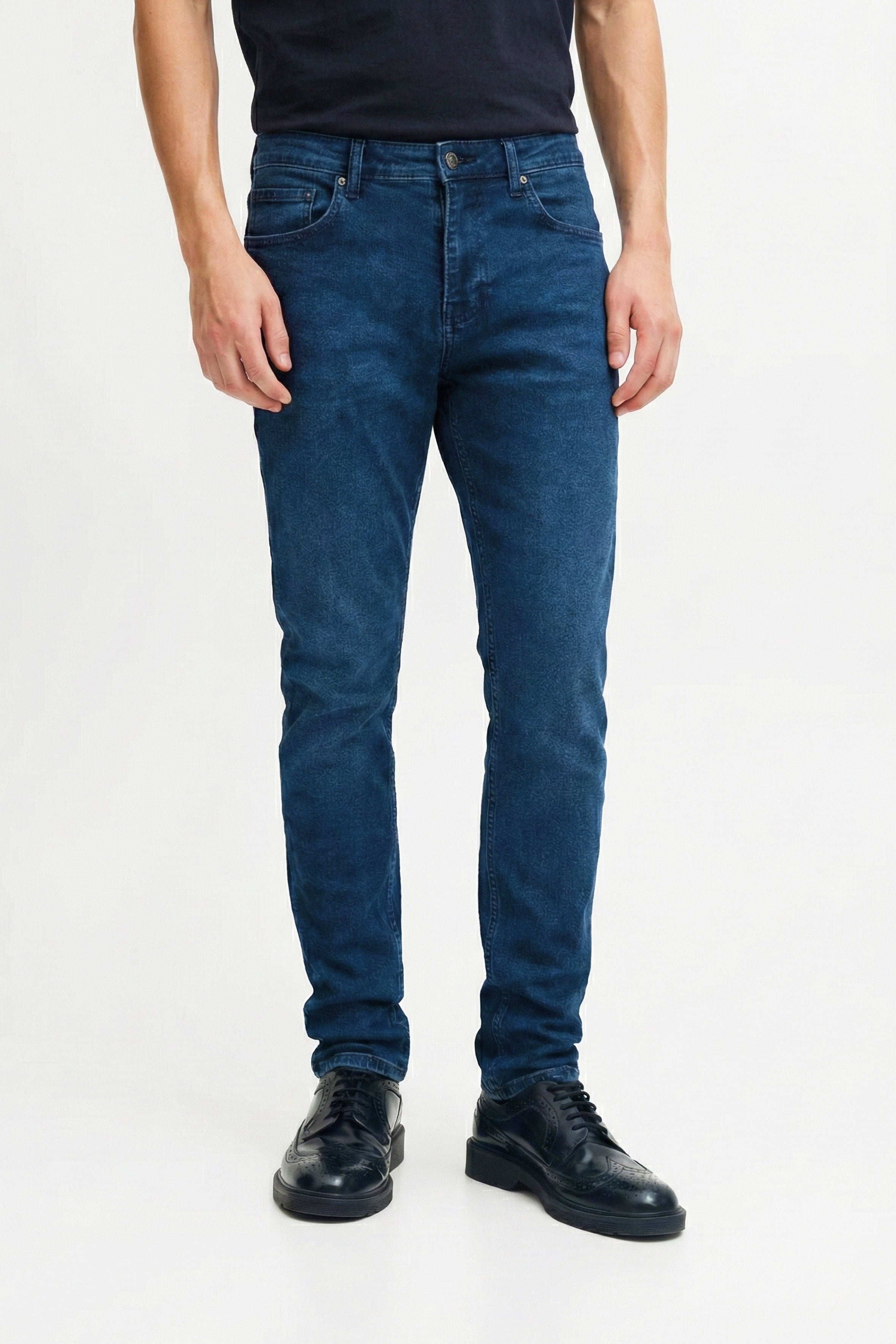 Rahat kesimi ve modern yapısıyla öne çıkan erkek comfort jean, gün boyu konfor sunan zamansız bir parçadır. Dayanıklı denim dokusu uzun ömürlü kullanım sağlarken, comfort fit formu doğal ve dengeli bir siluet oluşturur. Şehir temposuna uyum sağlayan bu denim pantolon erkek modeli, basic tişörtlerden gömleklere kadar pek çok kombinle zahmetsizce uyum sağlar.