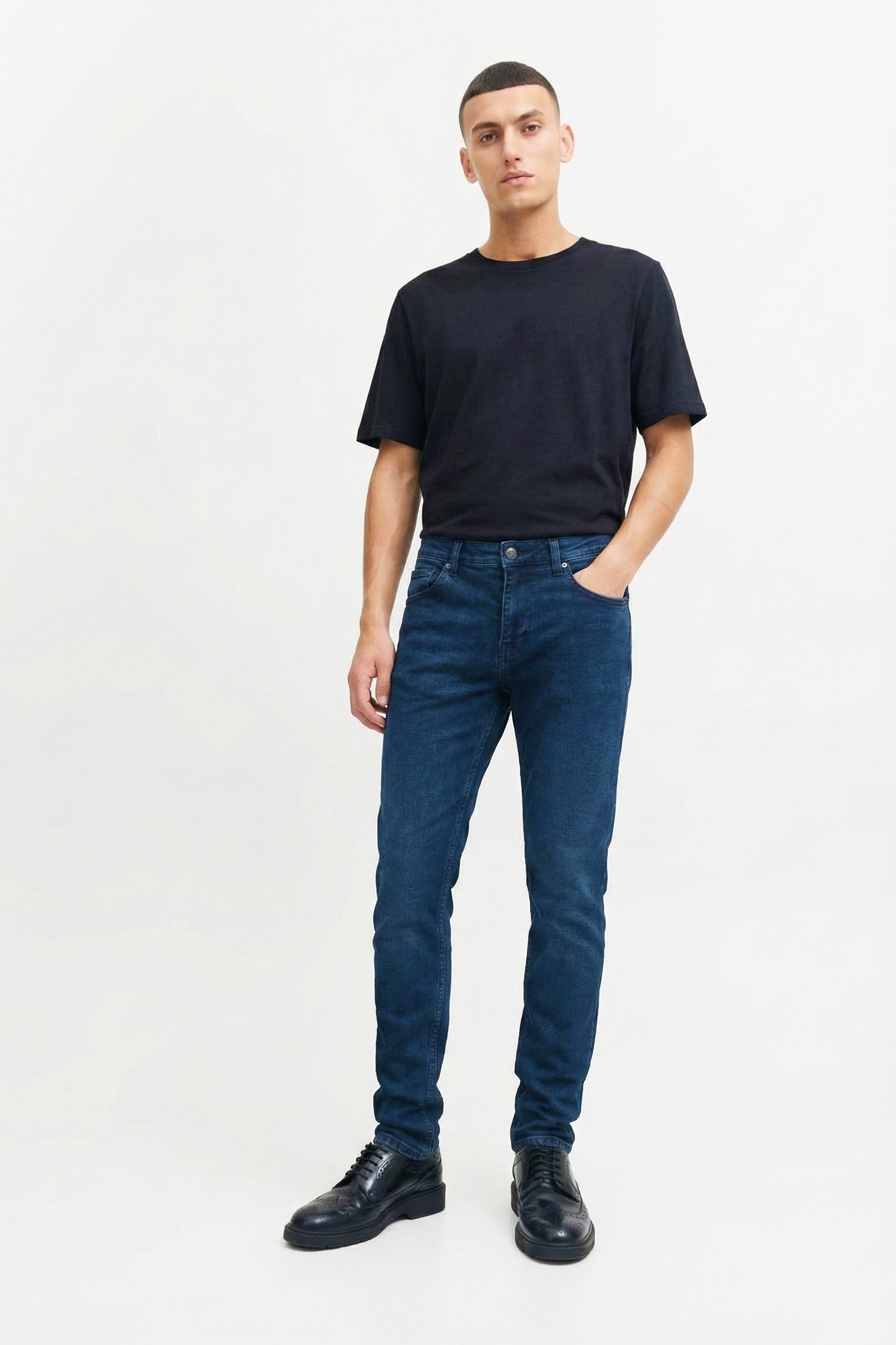 Rahat kesimi ve modern yapısıyla öne çıkan erkek comfort jean, gün boyu konfor sunan zamansız bir parçadır. Dayanıklı denim dokusu uzun ömürlü kullanım sağlarken, comfort fit formu doğal ve dengeli bir siluet oluşturur. Şehir temposuna uyum sağlayan bu denim pantolon erkek modeli, basic tişörtlerden gömleklere kadar pek çok kombinle zahmetsizce uyum sağlar.