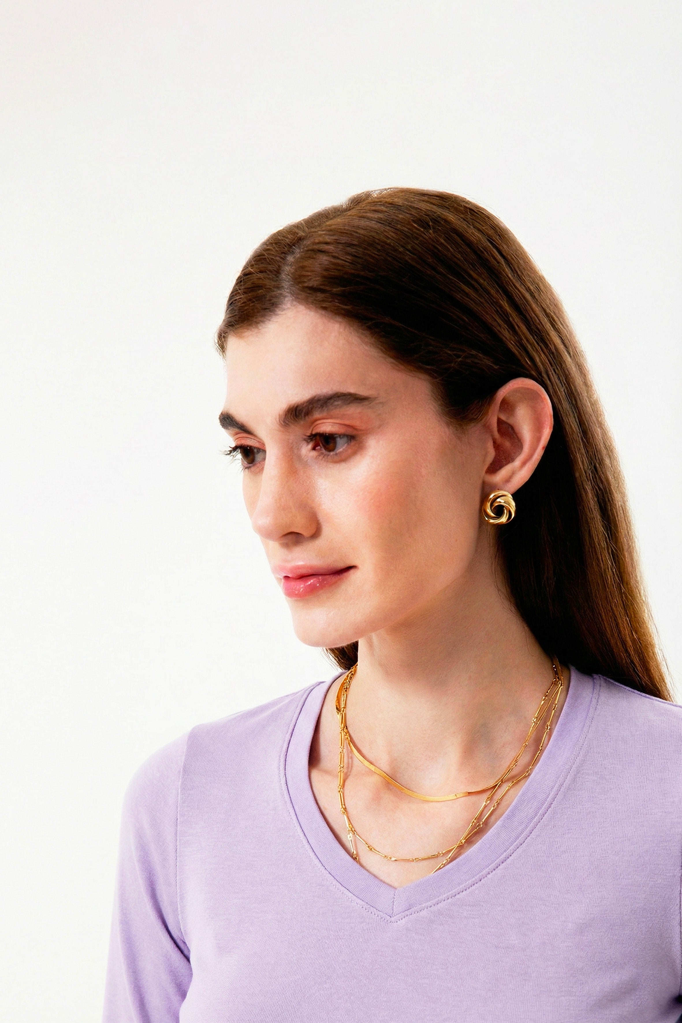 %100 organik pamuk kullanılarak üretilen lila kadın uzun kollu V yaka bluz, zamansız tasarımı ve doğal dokusuyla günlük kadın giyiminin vazgeçilmez parçalarından biridir. Doğal lif yapısı sayesinde ciltle uyumlu, yumuşak ve gün boyu konforlu bir kullanım sunar.