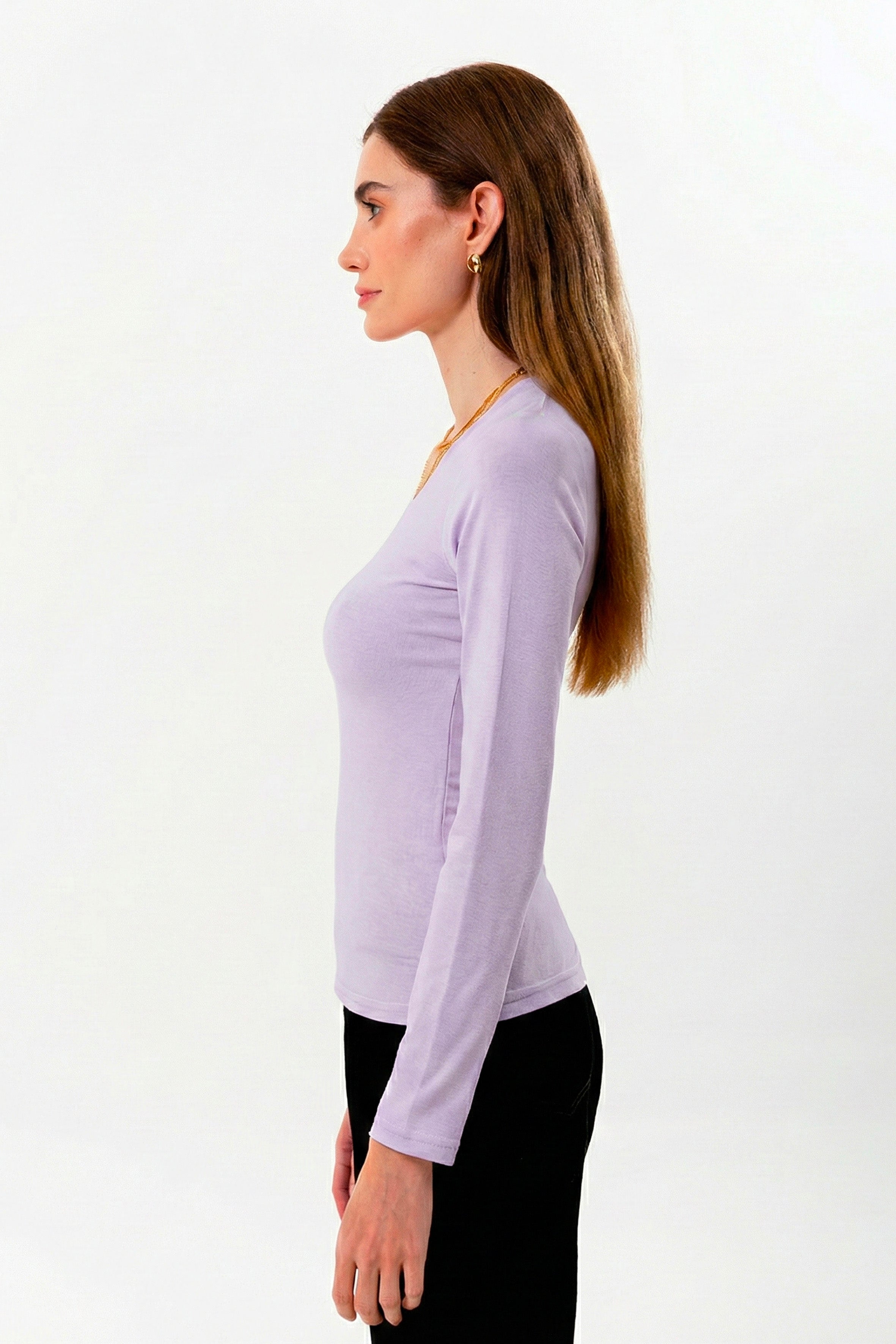 %100 organik pamuk kullanılarak üretilen lila kadın uzun kollu V yaka bluz, zamansız tasarımı ve doğal dokusuyla günlük kadın giyiminin vazgeçilmez parçalarından biridir. Doğal lif yapısı sayesinde ciltle uyumlu, yumuşak ve gün boyu konforlu bir kullanım sunar.