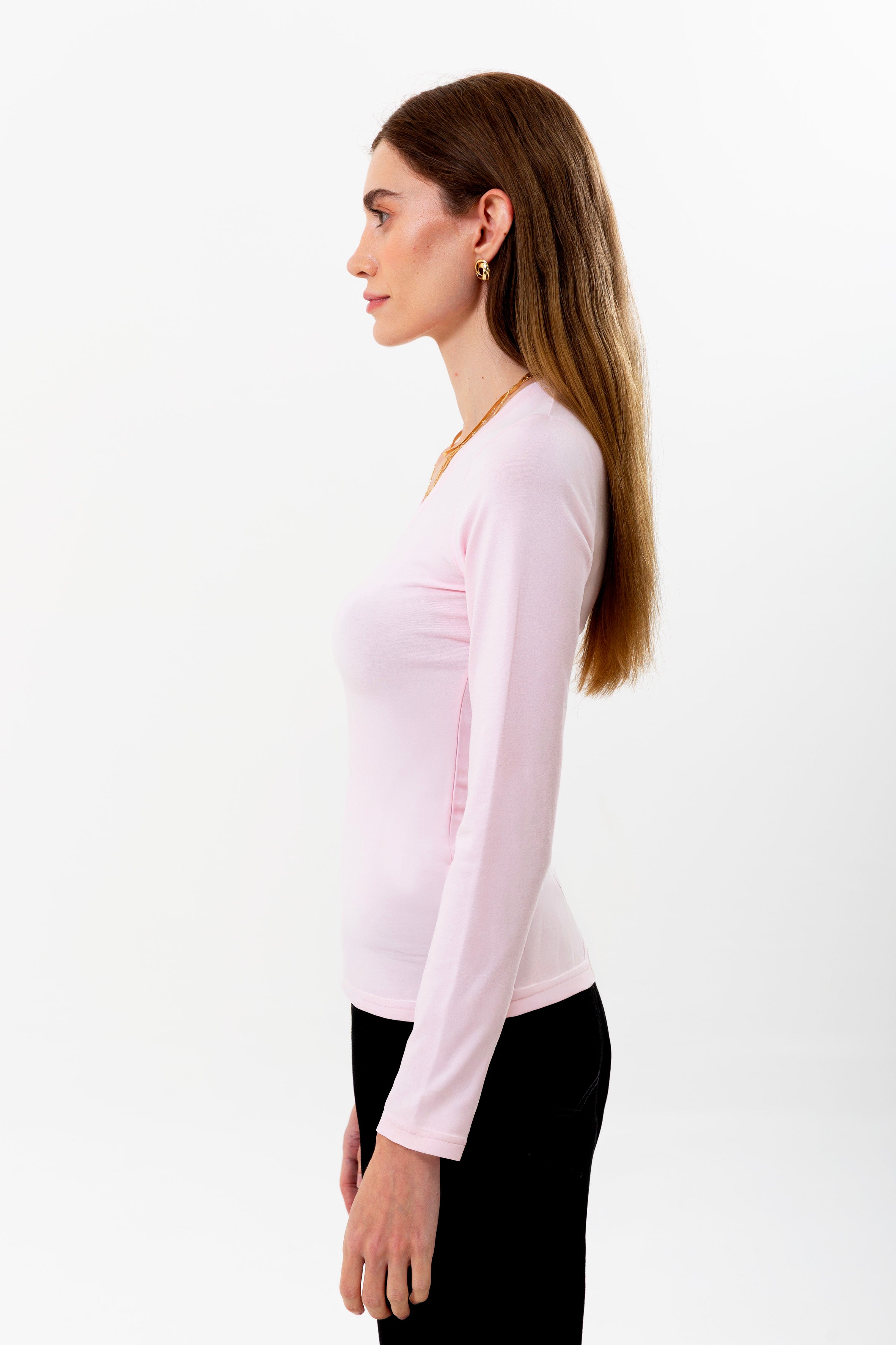 %100 organik pamuk kullanılarak üretilen pembe kadın uzun kollu V yaka bluz, zamansız tasarımı ve doğal dokusuyla günlük kadın giyiminin vazgeçilmez parçalarından biridir. Doğal lif yapısı sayesinde ciltle uyumlu, yumuşak ve gün boyu konforlu bir kullanım sunar.