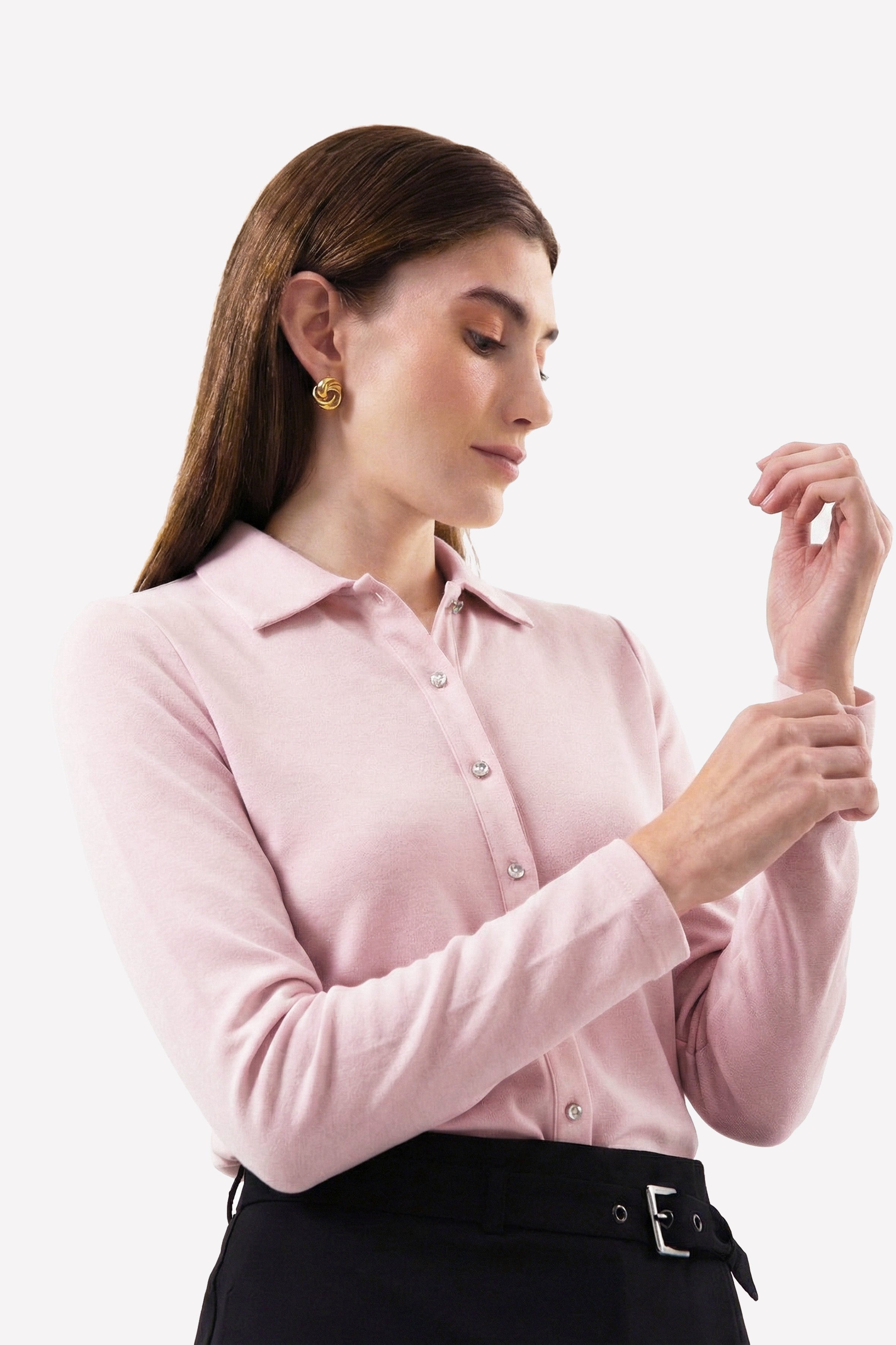 Zamansız pembe rengin güçlü duruşu, modern ve dar kalıp gömlek tasarımıyla buluşuyor. %100 organik pamuktan üretilen bu gömlek, vücuda net bir siluet kazandırırken sade çizgilerini tamamlayan gümüş düğme detayları ile sofistike bir görünüm sunar. Günlük kullanımdan özel anlara kadar uzanan çok yönlü yapısıyla, detaylarda şıklık ve doğal konfor arayanlar için zamansız bir gardırop parçasıdır.