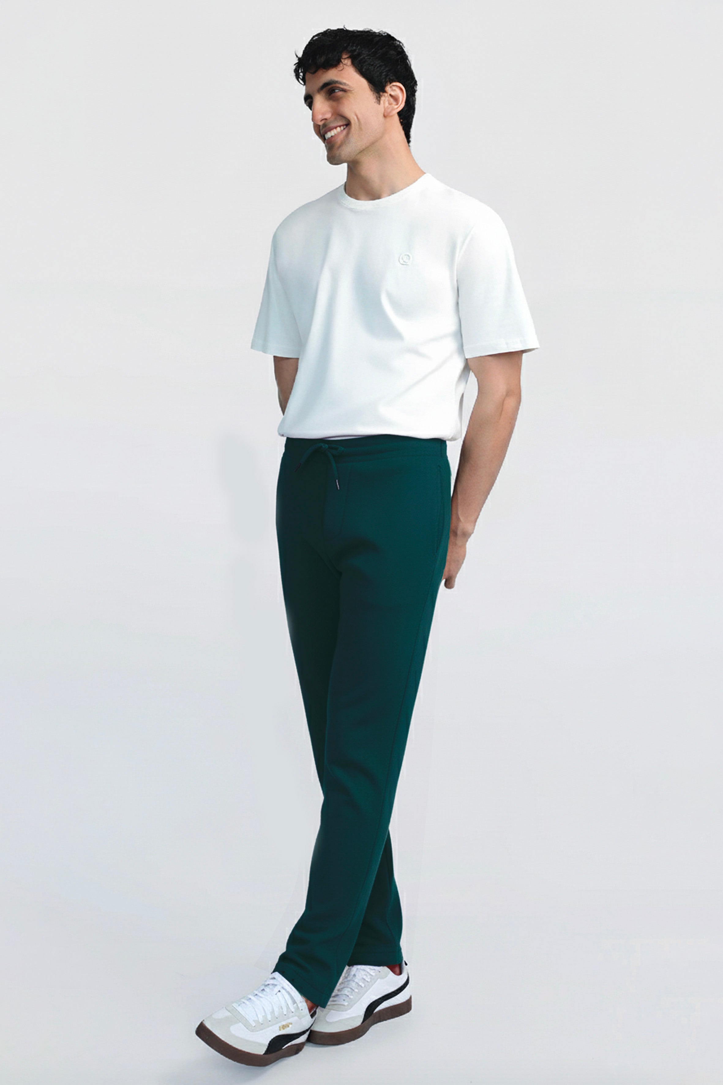 Rahatlık, stil ve sürdürülebilirlik bir arada! %100 organik pamuktan üretilen petrol mavisi erkek sweatpant eşofman, yumuşak dokusuyla gün boyu konfor sağlarken, modern kesimiyle her kombine uyum sağlar. Hem evde hem dışarıda özgürce hareket etmen için tasarlandı. 