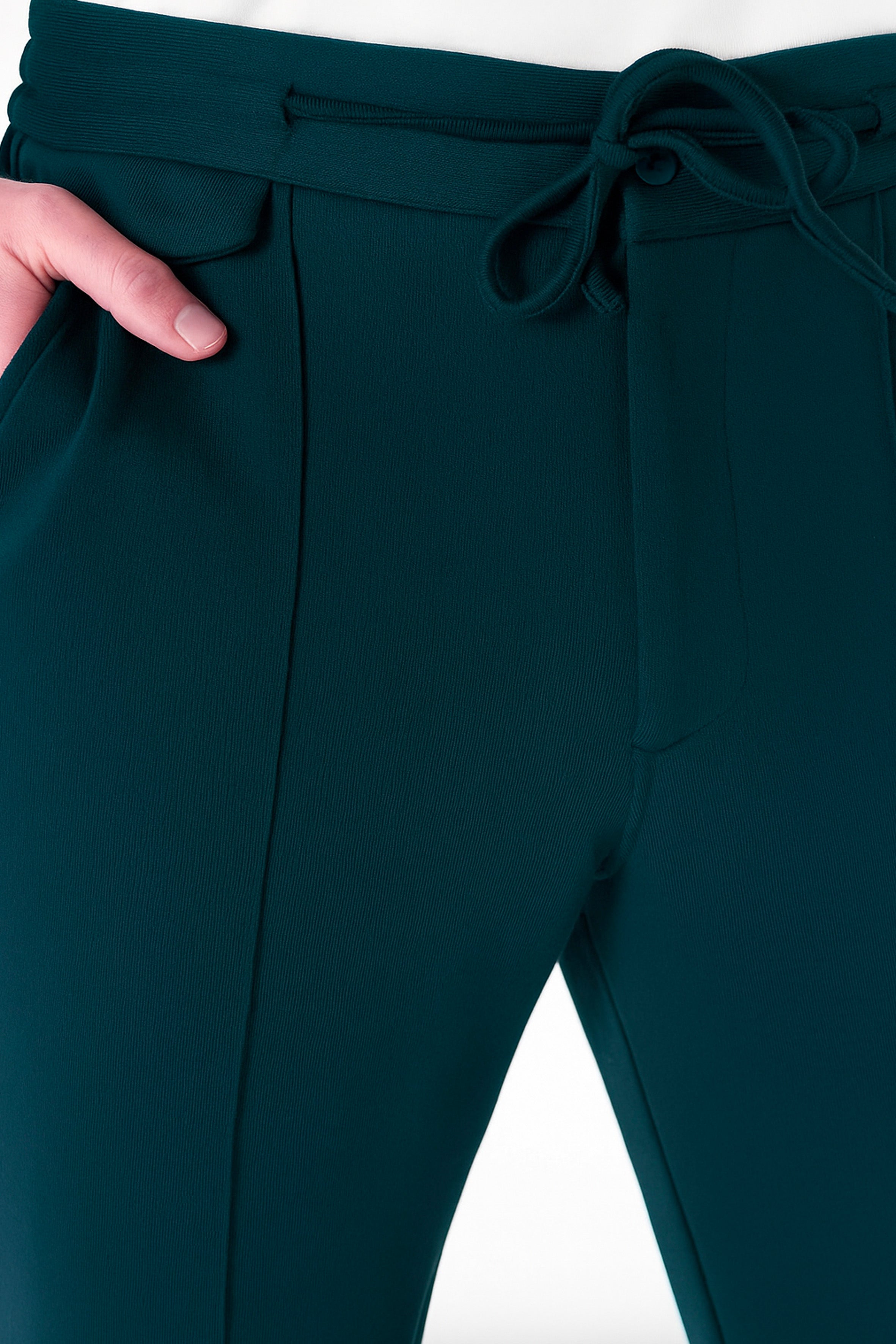 Rahatlık, stil ve sürdürülebilirlik bir arada! %100 organik pamuktan üretilen petrol mavisi erkek sweatpant eşofman, yumuşak dokusuyla gün boyu konfor sağlarken, modern kesimiyle her kombine uyum sağlar. Hem evde hem dışarıda özgürce hareket etmen için tasarlandı. 