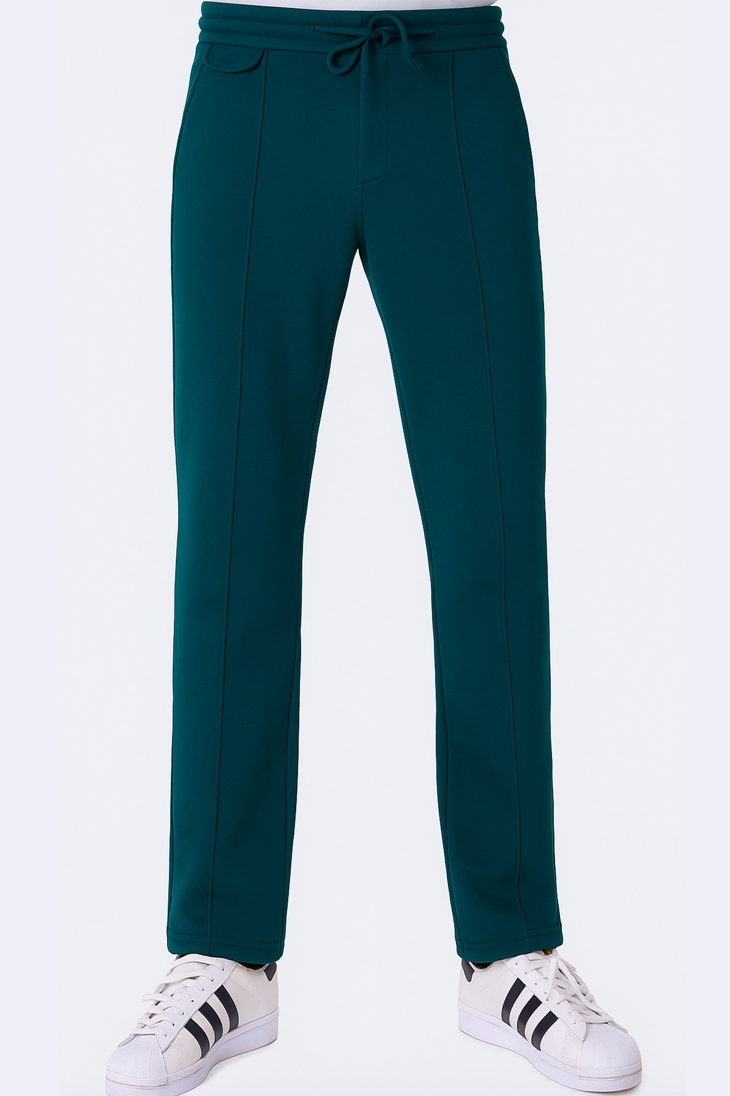 Rahatlık, stil ve sürdürülebilirlik bir arada! %100 organik pamuktan üretilen petrol mavisi erkek sweatpant eşofman, yumuşak dokusuyla gün boyu konfor sağlarken, modern kesimiyle her kombine uyum sağlar. Hem evde hem dışarıda özgürce hareket etmen için tasarlandı. 