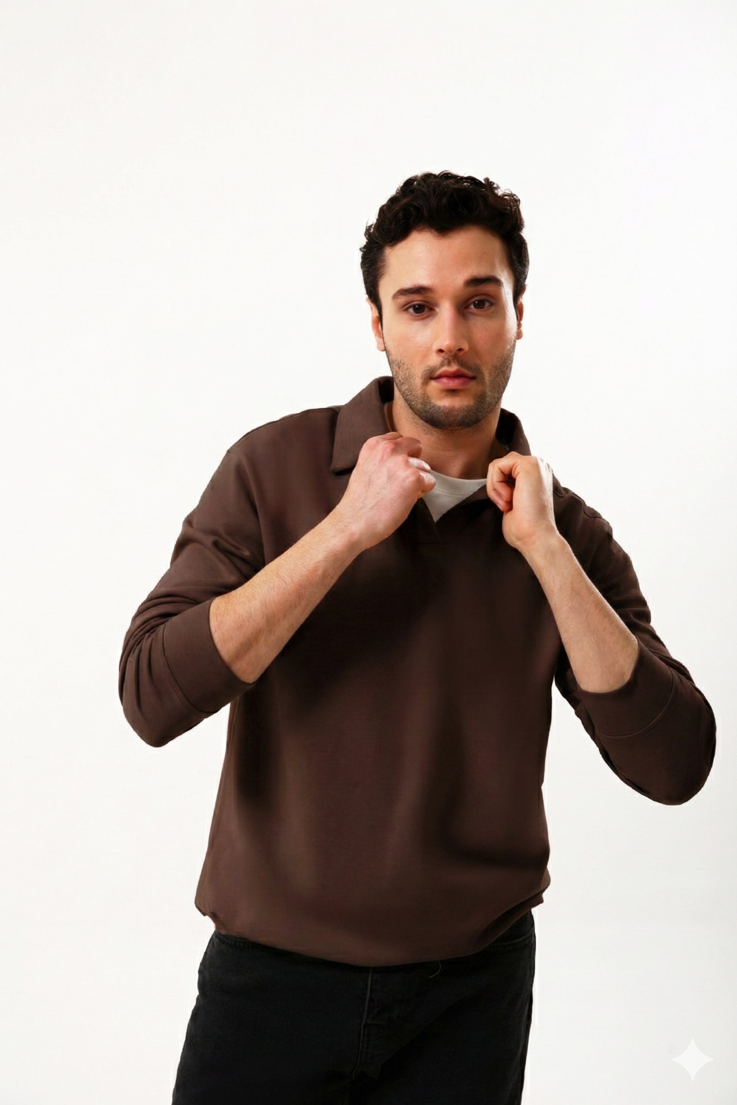 Kahverengi %100 organik pamuklu erkek polo yaka sweatshirt. Modern çizgiyi rahat bir dokuyla buluşturan erkek polo yaka sweatshirt, şehir stiline zamansız bir yorum katmak isteyenler için ideal bir seçimdir. Yumuşak ve nefes alan kumaşı sayesinde gün boyu konfor sunarken, polo yaka detayı tasarıma daha düzenli ve güçlü bir duruş kazandırır.Günlük kombinlerden ofis stiline kadar geniş bir kullanım alanı sunan bu polo yaka sweatshirt, minimal detayları ve temiz hatlarıyla her gardıroba kolayca uyum sağlar. 