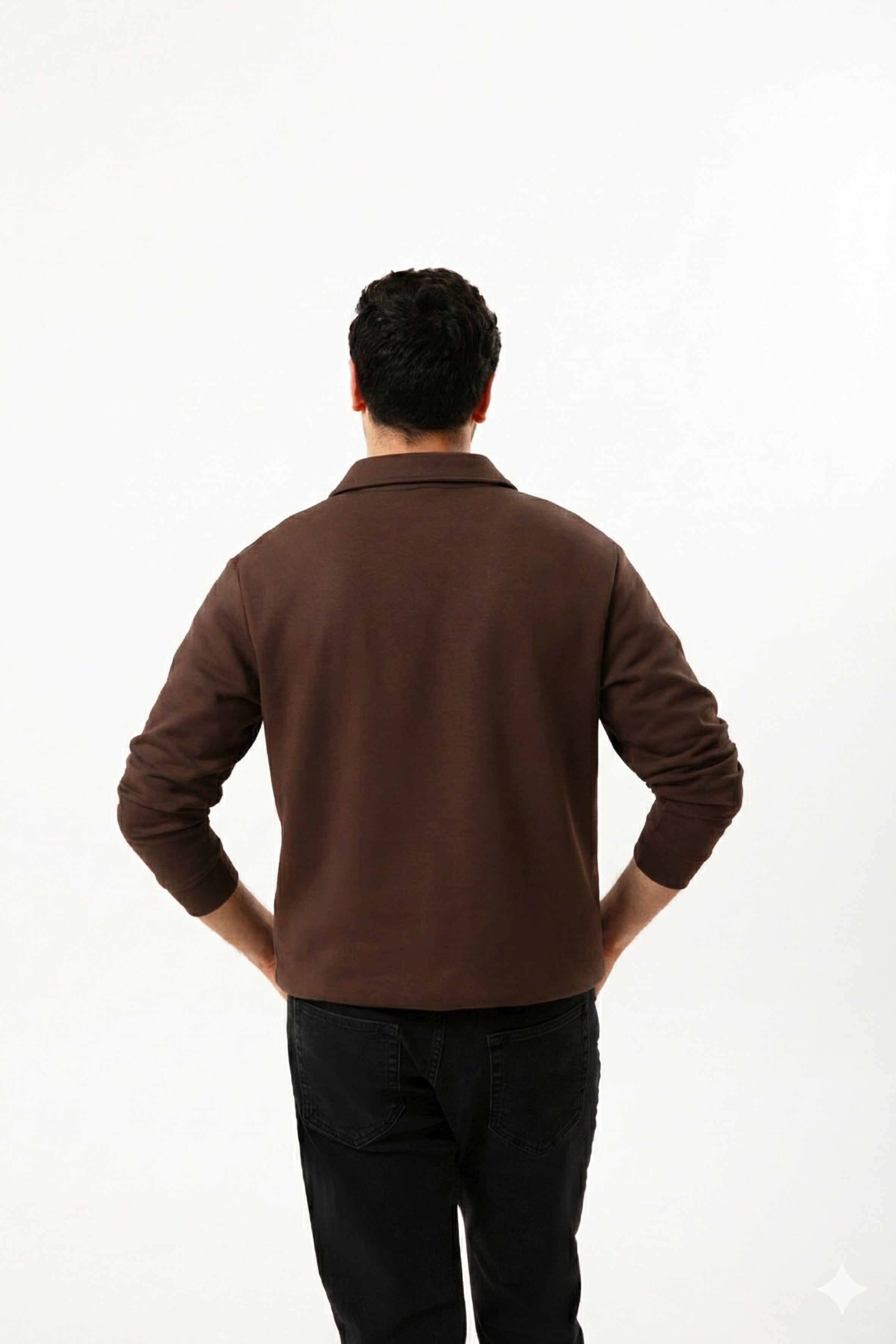 Kahverengi %100 organik pamuklu erkek polo yaka sweatshirt. Modern çizgiyi rahat bir dokuyla buluşturan erkek polo yaka sweatshirt, şehir stiline zamansız bir yorum katmak isteyenler için ideal bir seçimdir. Yumuşak ve nefes alan kumaşı sayesinde gün boyu konfor sunarken, polo yaka detayı tasarıma daha düzenli ve güçlü bir duruş kazandırır.Günlük kombinlerden ofis stiline kadar geniş bir kullanım alanı sunan bu polo yaka sweatshirt, minimal detayları ve temiz hatlarıyla her gardıroba kolayca uyum sağlar. 