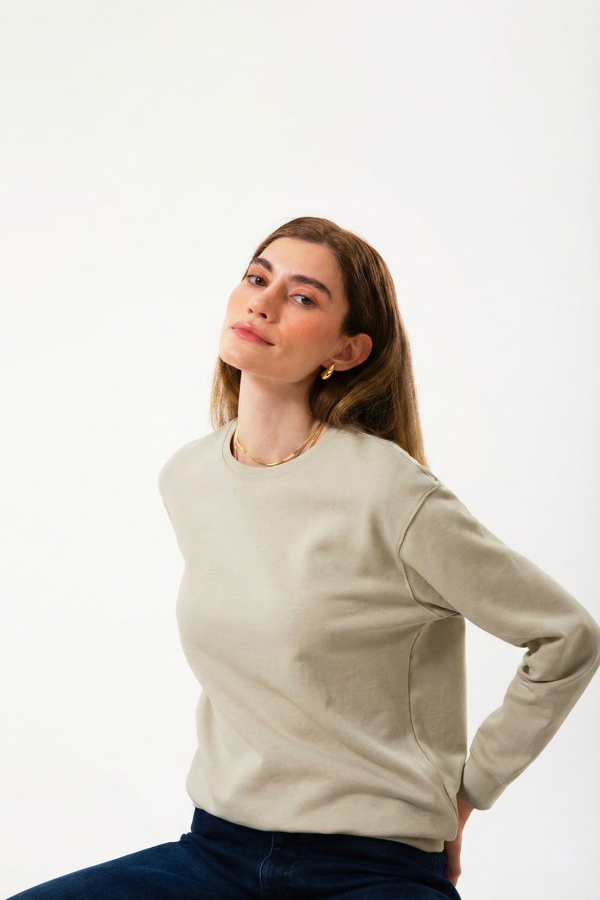 UNIQVIBE’ın regular kalıp organik pamuk kadın sweatshirt modeli; yumuşak dokusu ve nefes alan yapısıyla gün boyu doğal bir konfor sunar. Minimal çizgisiyle günlük stile ve şehir hayatına uyum sağlayan bu tasarım, hafif ve uzun ömürlü yapısıyla doğaya saygılı bir seçenek oluşturur. ‘Kadın sweatshirt’ ve ‘organik pamuk sweatshirt’ aramalarında öne çıkan bu model, zamansız bir rahatlık ve modern bir görünüm sunar.