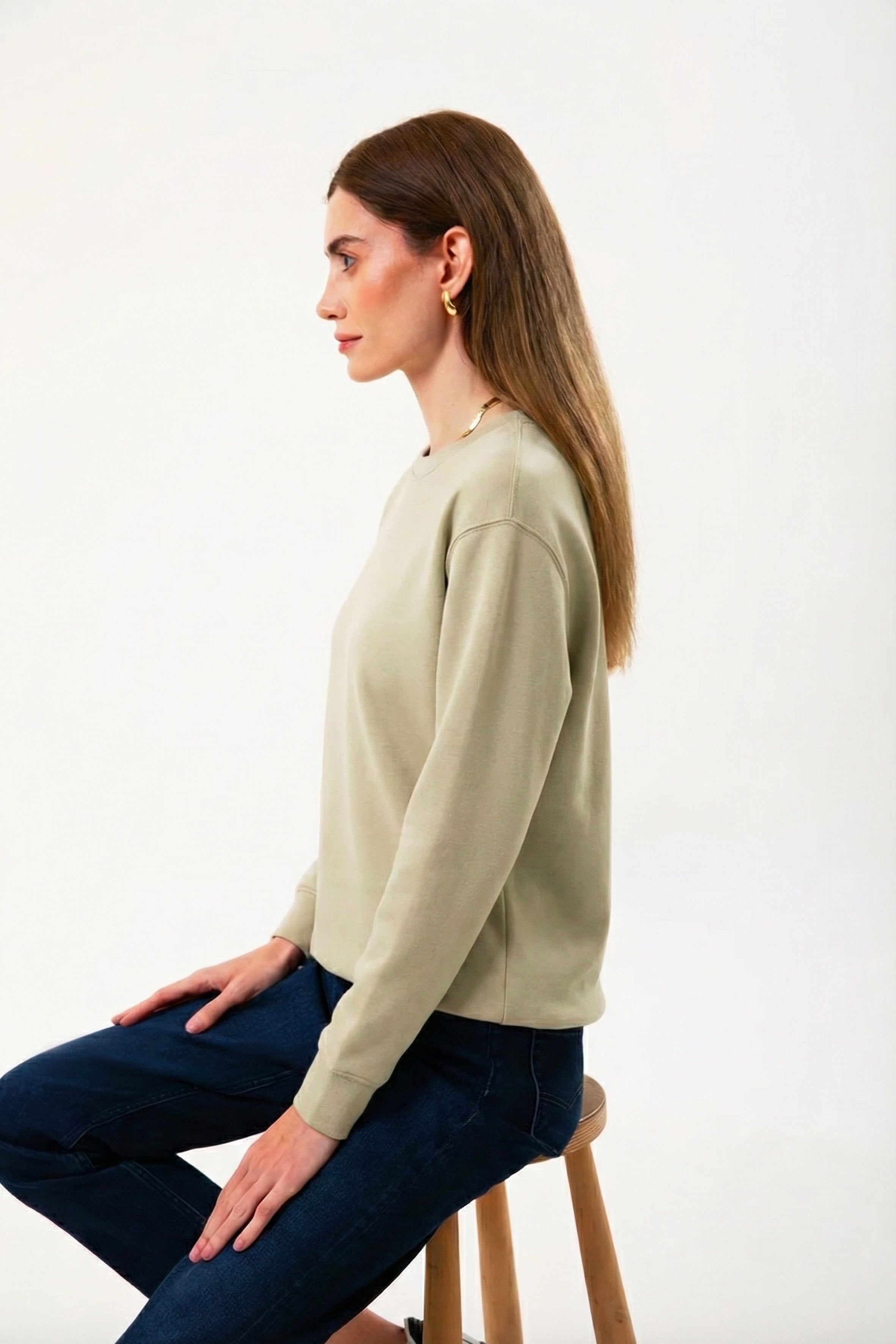 UNIQVIBE’ın regular kalıp organik pamuk kadın sweatshirt modeli; yumuşak dokusu ve nefes alan yapısıyla gün boyu doğal bir konfor sunar. Minimal çizgisiyle günlük stile ve şehir hayatına uyum sağlayan bu tasarım, hafif ve uzun ömürlü yapısıyla doğaya saygılı bir seçenek oluşturur. ‘Kadın sweatshirt’ ve ‘organik pamuk sweatshirt’ aramalarında öne çıkan bu model, zamansız bir rahatlık ve modern bir görünüm sunar.