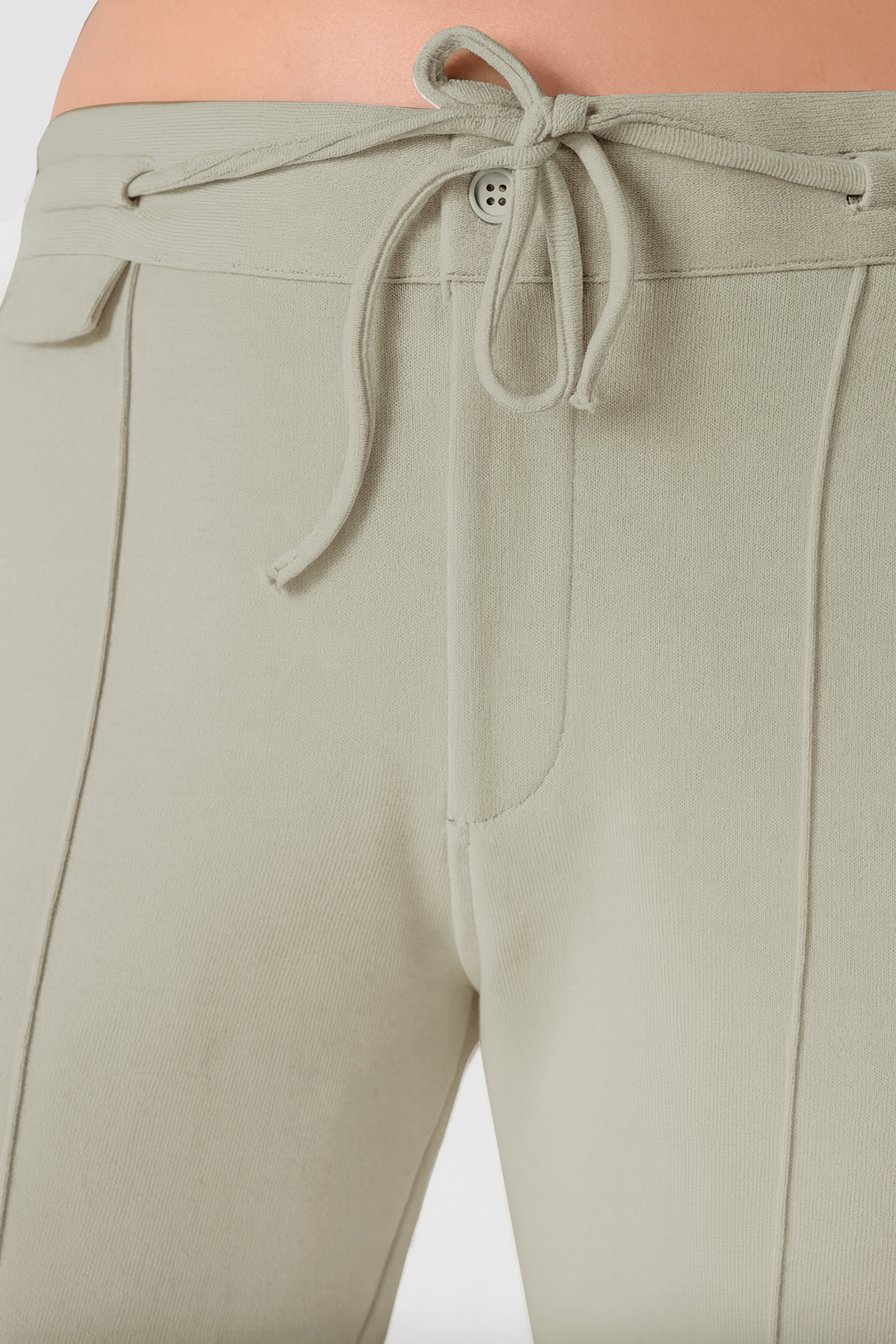 Rahatlık, stil ve sürdürülebilirlik bir arada! %100 organik pamuktan üretilen bej renk kadın sweatpant, yumuşak dokusuyla gün boyu konfor sağlarken, modern kesimiyle her kombine uyum sağlar. Hem evde hem dışarıda özgürce hareket etmen için tasarlandı. 