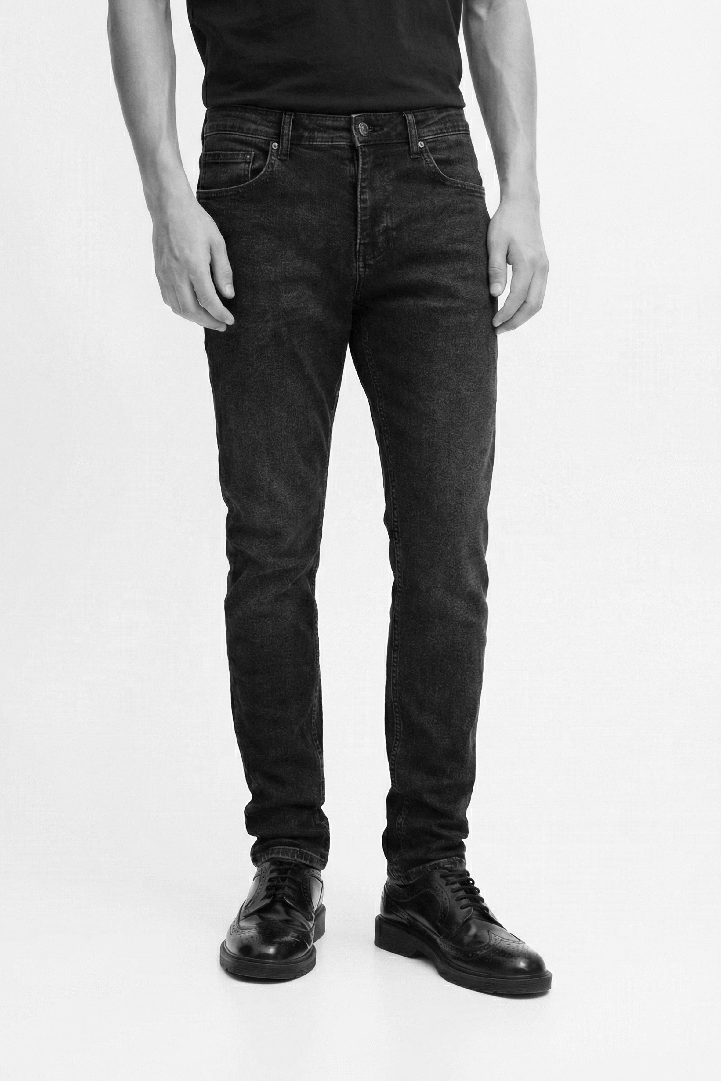 Rahat kesimi ve modern yapısıyla öne çıkan erkek comfort jean, gün boyu konfor sunan zamansız bir parçadır. Dayanıklı denim dokusu uzun ömürlü kullanım sağlarken, comfort fit formu doğal ve dengeli bir siluet oluşturur. Şehir temposuna uyum sağlayan bu denim pantolon erkek modeli, basic tişörtlerden gömleklere kadar pek çok kombinle zahmetsizce uyum sağlar.