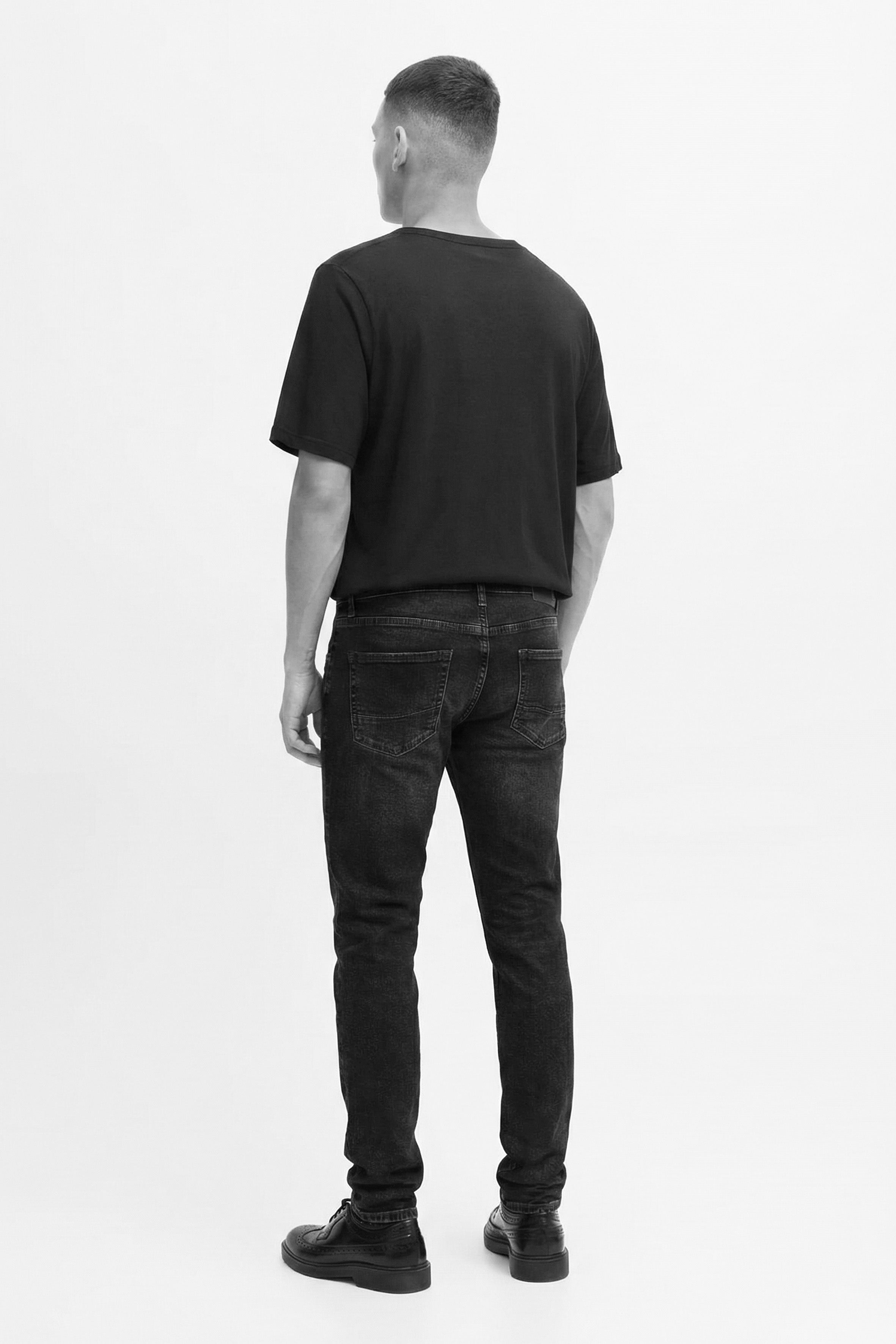 Rahat kesimi ve modern yapısıyla öne çıkan erkek comfort jean, gün boyu konfor sunan zamansız bir parçadır. Dayanıklı denim dokusu uzun ömürlü kullanım sağlarken, comfort fit formu doğal ve dengeli bir siluet oluşturur. Şehir temposuna uyum sağlayan bu denim pantolon erkek modeli, basic tişörtlerden gömleklere kadar pek çok kombinle zahmetsizce uyum sağlar.