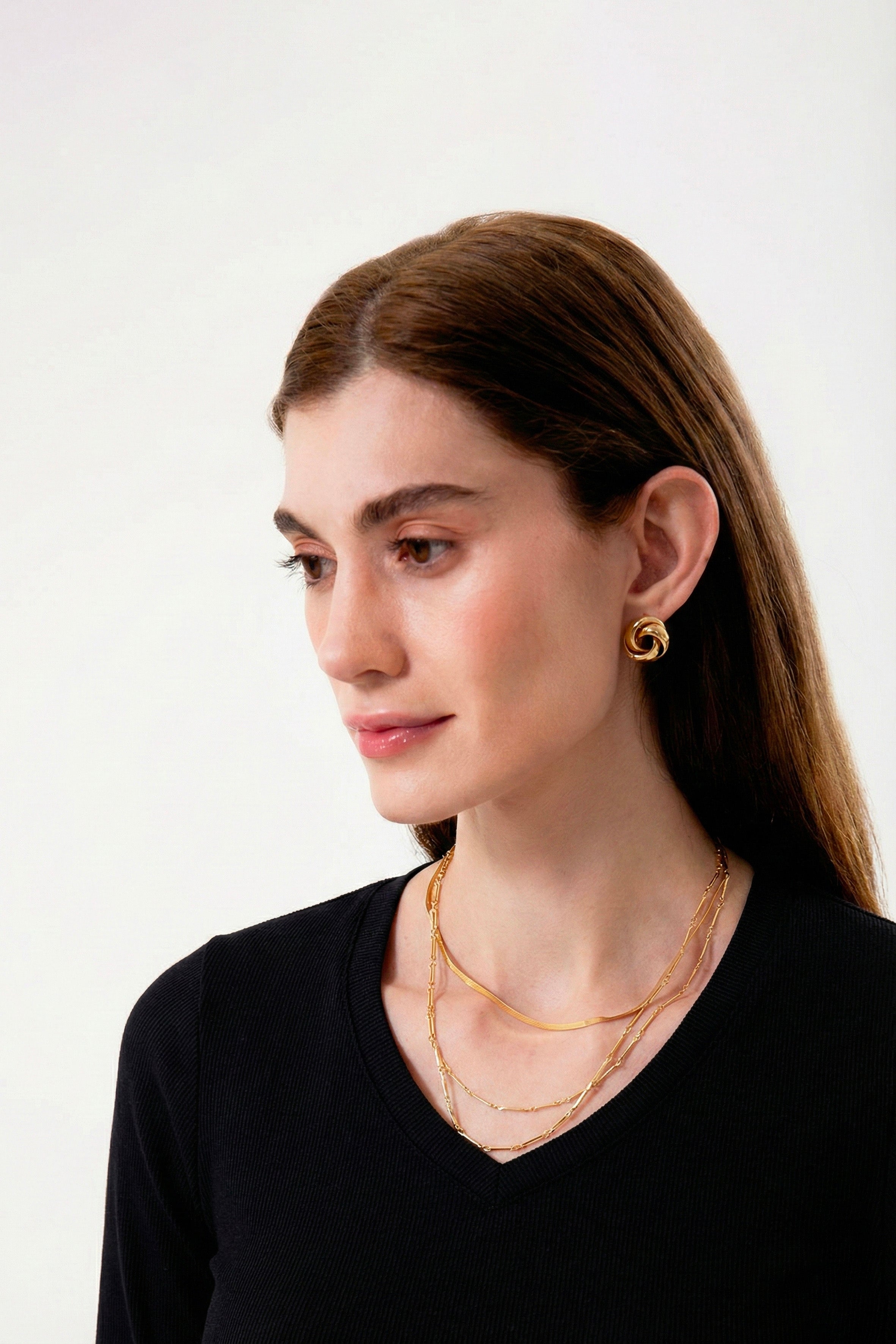 %100 organik pamuk kullanılarak üretilen siyah kadın uzun kollu V yaka bluz, zamansız tasarımı ve doğal dokusuyla günlük kadın giyiminin vazgeçilmez parçalarından biridir. Doğal lif yapısı sayesinde ciltle uyumlu, yumuşak ve gün boyu konforlu bir kullanım sunar.