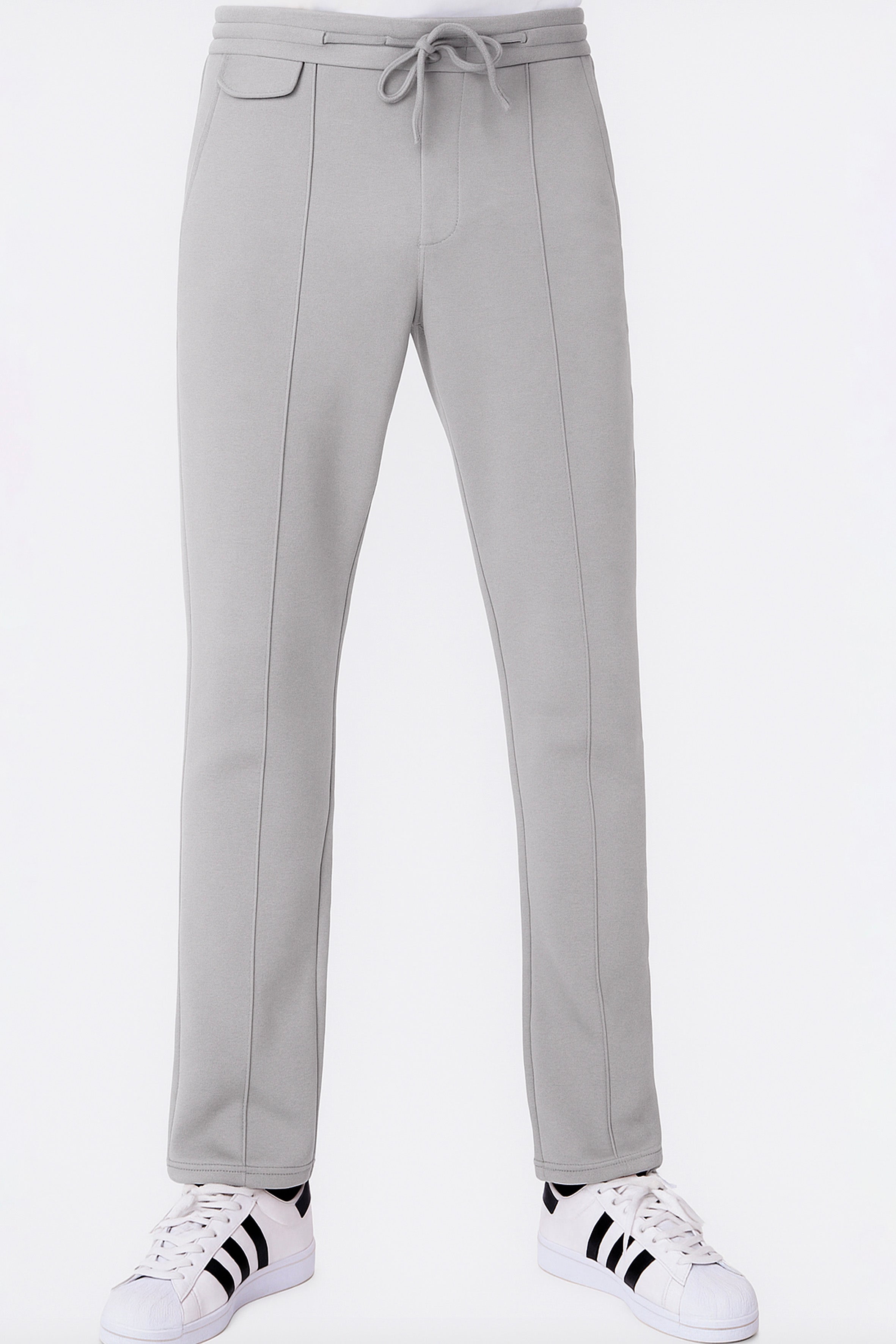 Rahatlık, stil ve sürdürülebilirlik bir arada! %100 organik pamuktan üretilen taş renk erkek sweatpant, yumuşak dokusuyla gün boyu konfor sağlarken, modern kesimiyle her kombine uyum sağlar. Hem evde hem dışarıda özgürce hareket etmen için tasarlandı. 