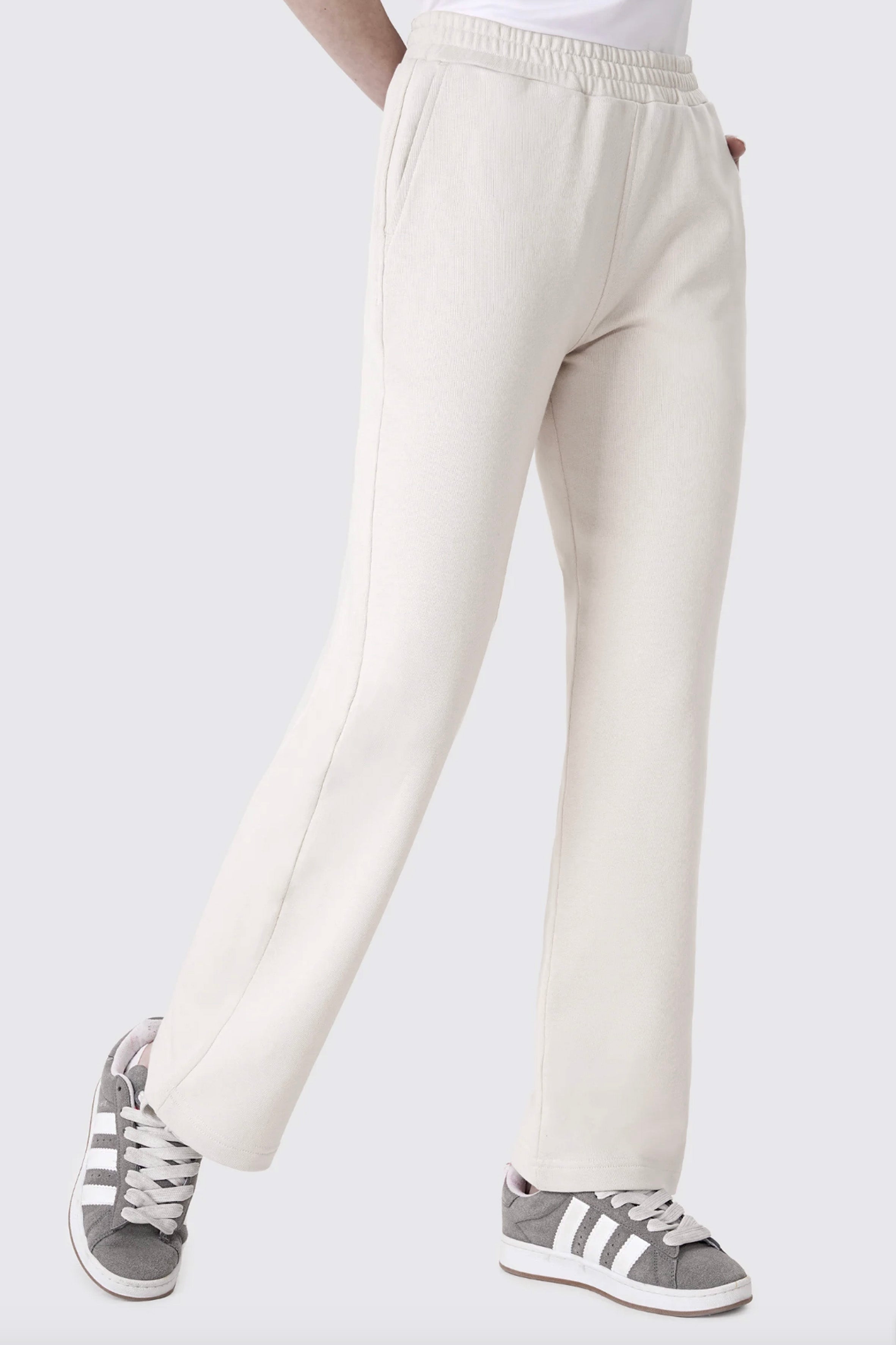 taş renkli,  organik pamuk kadın jogger pantolon – GOTS sertifikalı, rahat kesimli, cepli ve sürdürülebilir eşofman altı modeli.