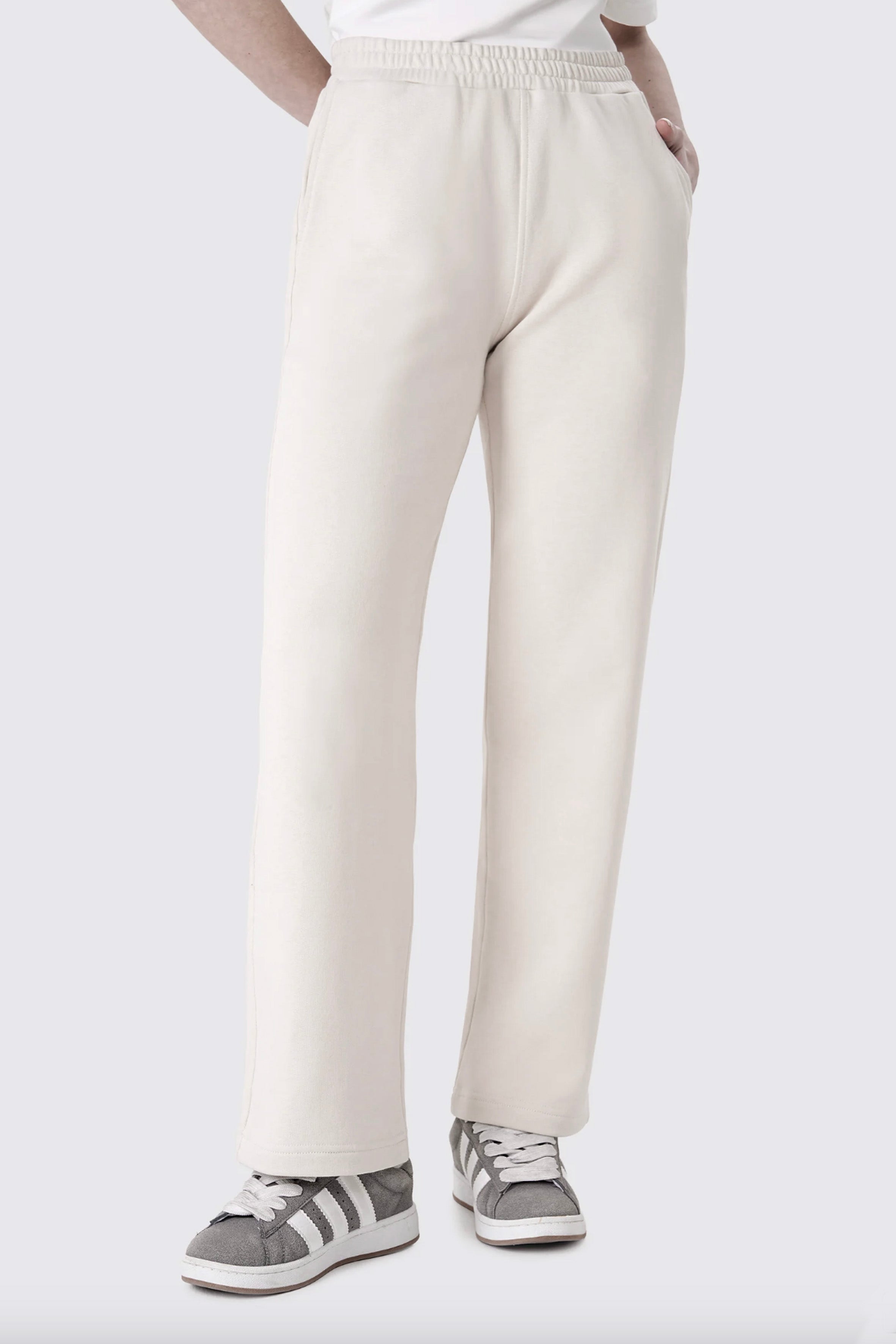 taş renkli,  organik pamuk kadın jogger pantolon – GOTS sertifikalı, rahat kesimli, cepli ve sürdürülebilir eşofman altı modeli.