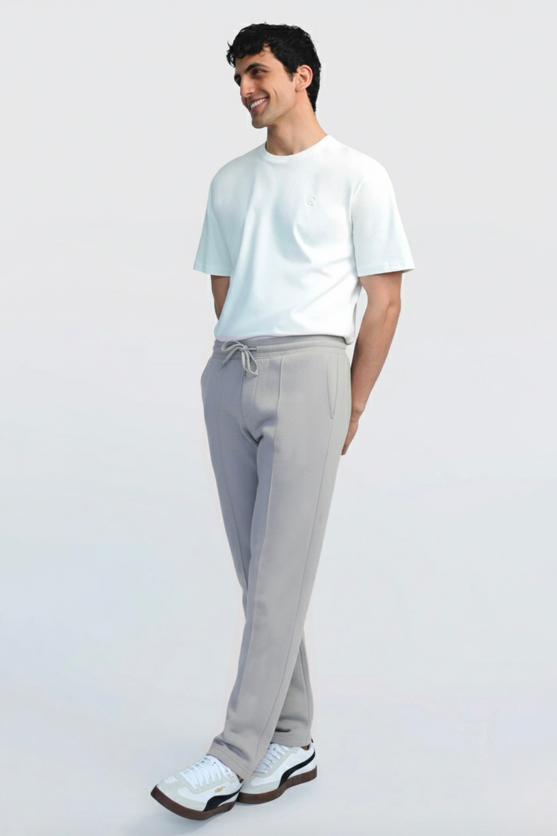 Rahatlık, stil ve sürdürülebilirlik bir arada! %100 organik pamuktan üretilen taş renk erkek sweatpant, yumuşak dokusuyla gün boyu konfor sağlarken, modern kesimiyle her kombine uyum sağlar. Hem evde hem dışarıda özgürce hareket etmen için tasarlandı. 